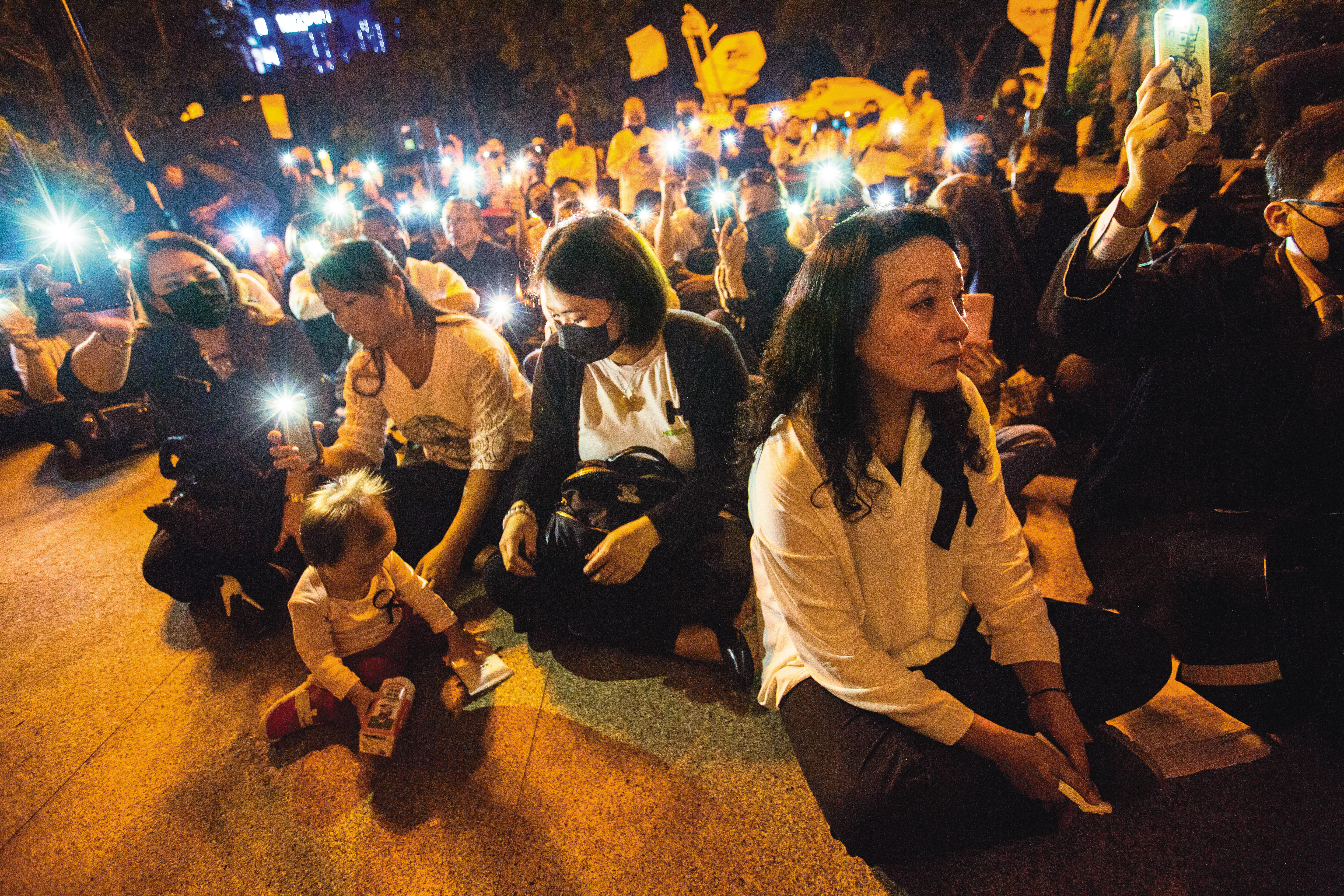 2017年,王薇君前往最高法院要求再審王昊兒虐致死案,周圍不少媽媽帶著孩子來聲援。
