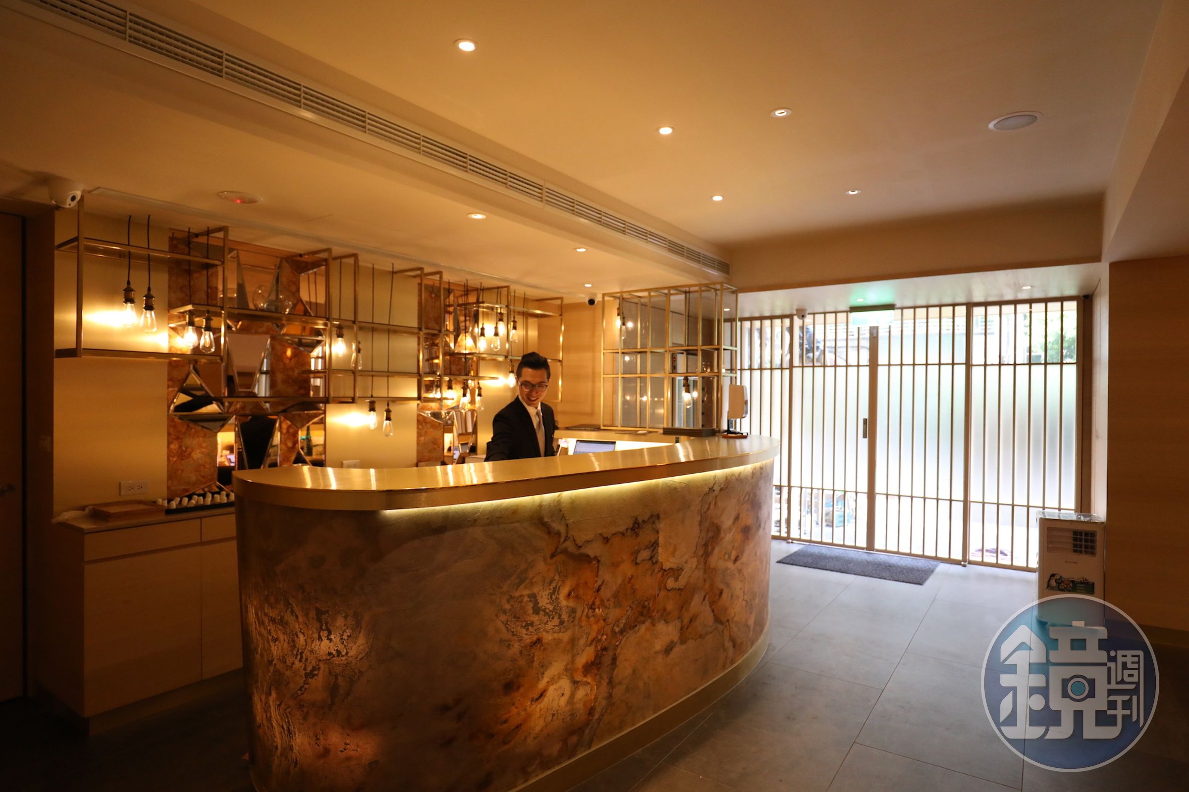 大阪米其林二星「壽司芳」在台北展店，入門便是華麗的吧台。