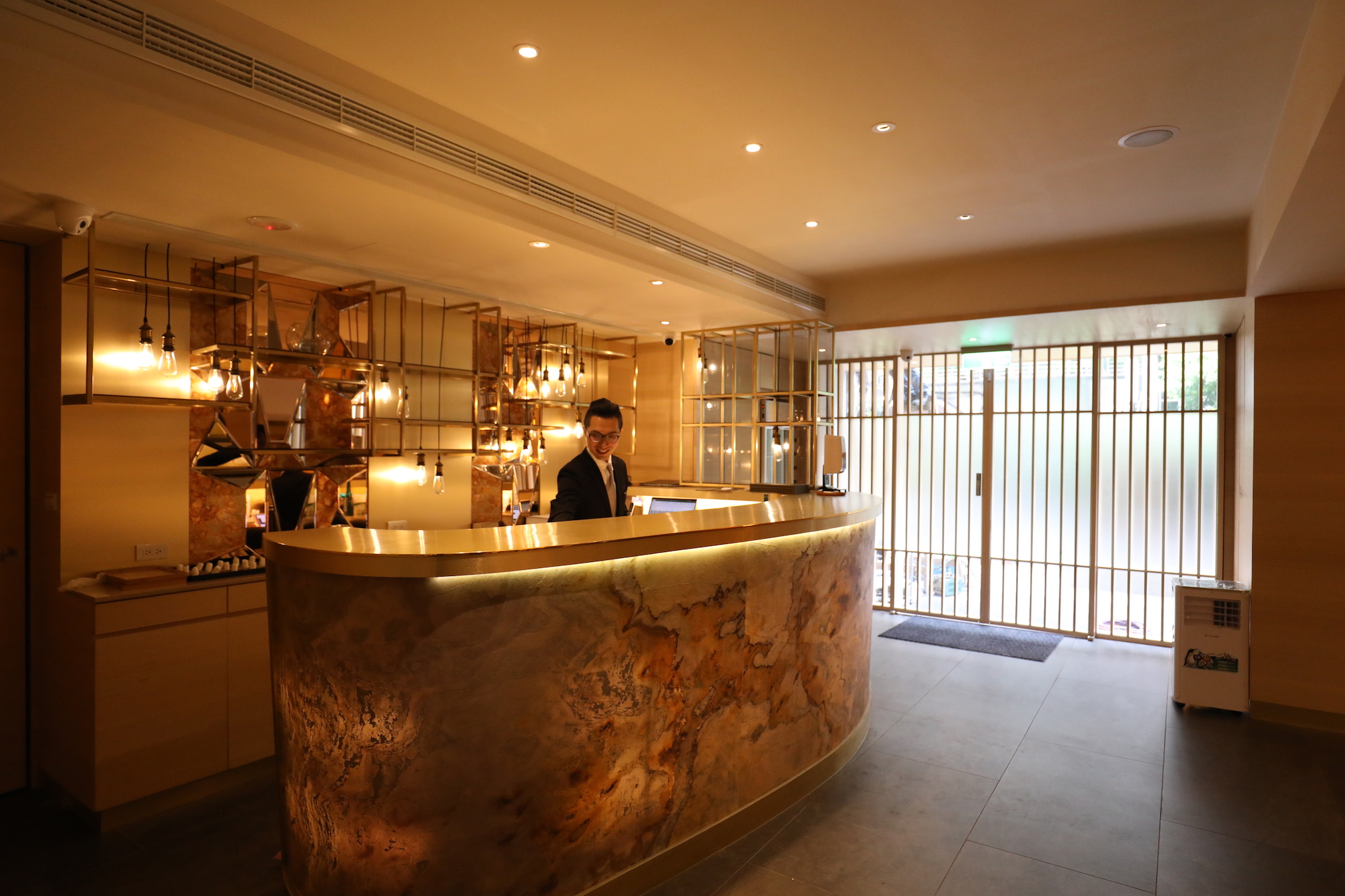 大阪米其林二星「壽司芳」在台北展店，入門便是華麗的吧台。