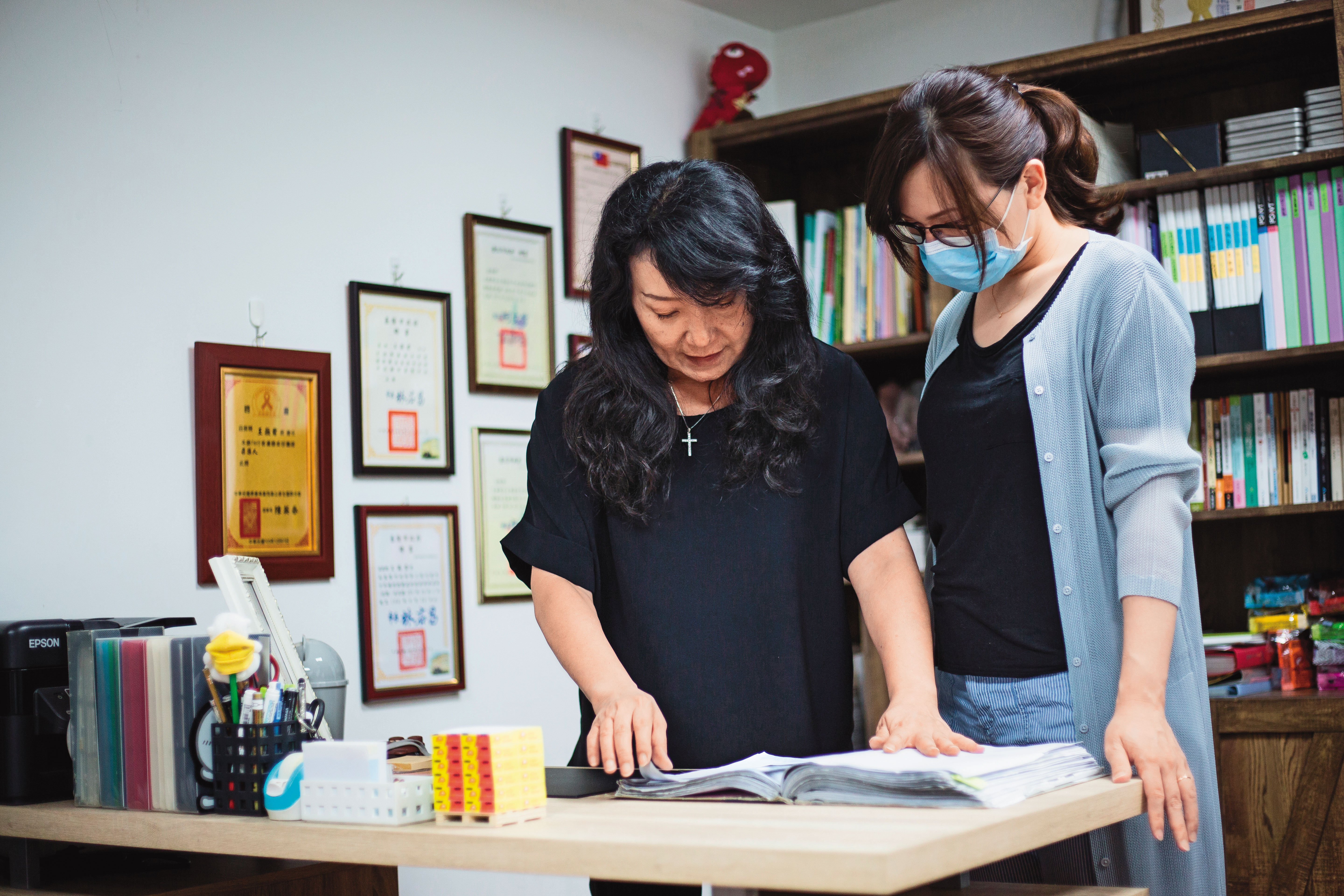 叡叡媽媽淑蓉(右)現為兒權會志工,除了協助家屬,也看見托嬰中心保母的勞動條件、過長工時可能導致悲劇,積極呼籲改善。