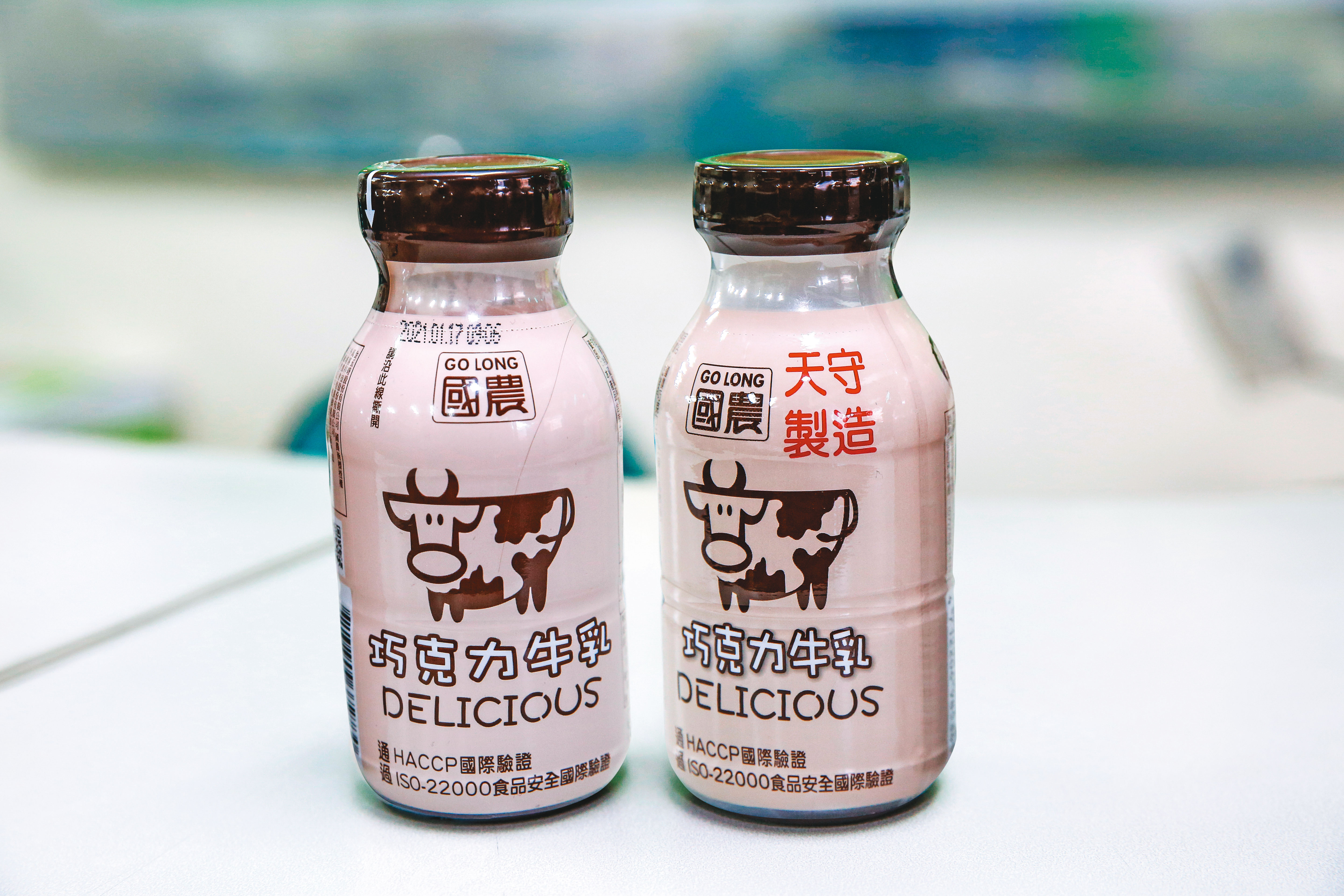 國農牛乳鬧雙胞，近期市面上竟出現2家不同工廠所製造、包裝相似的產品。