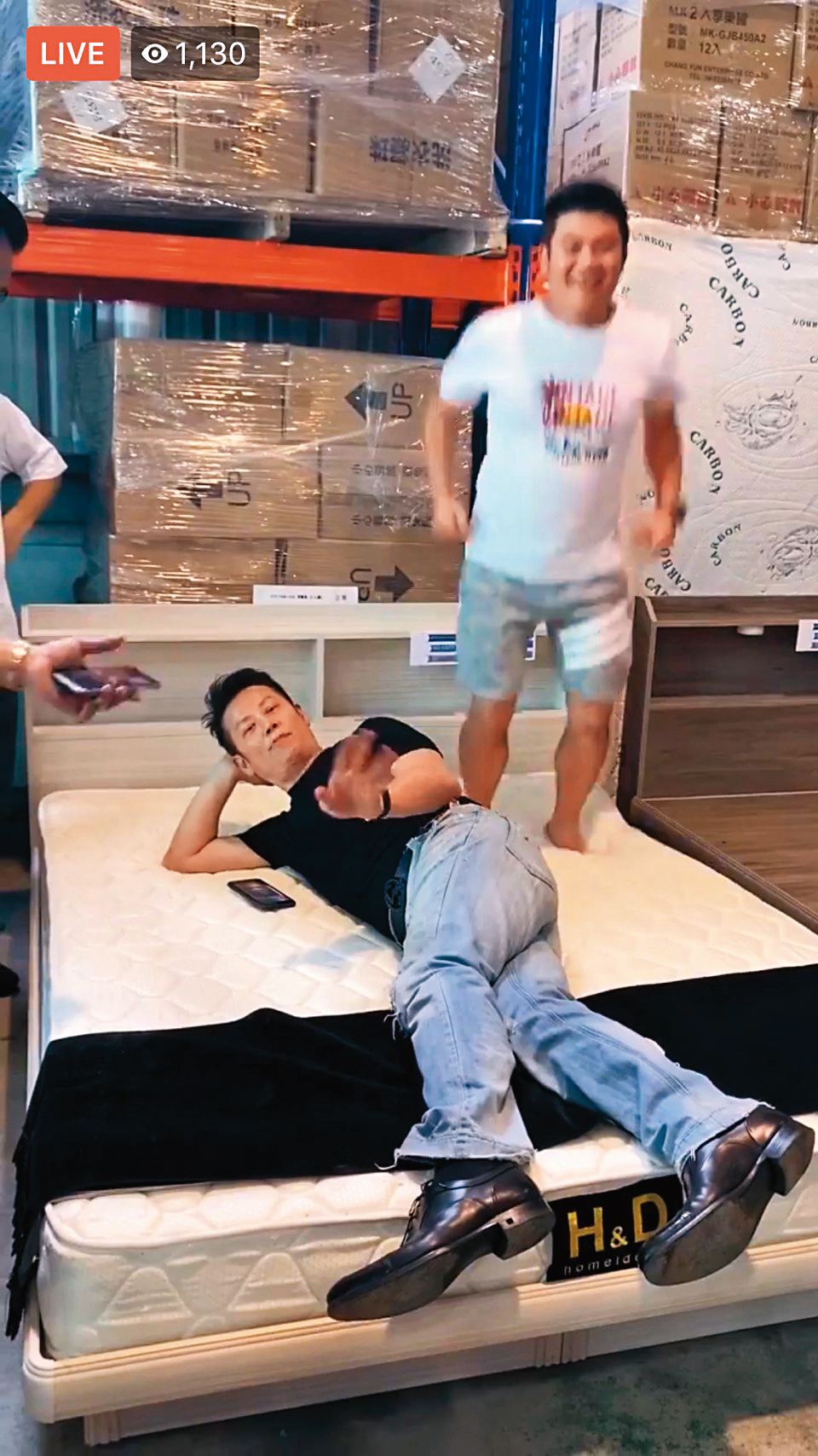 當直播平台來賓錢很好賺,例如徐乃麟(左)賣床墊時,與馬國畢(右)又躺又跳,讓買氣瞬間狂飆。(翻攝自王三郎來了直播)