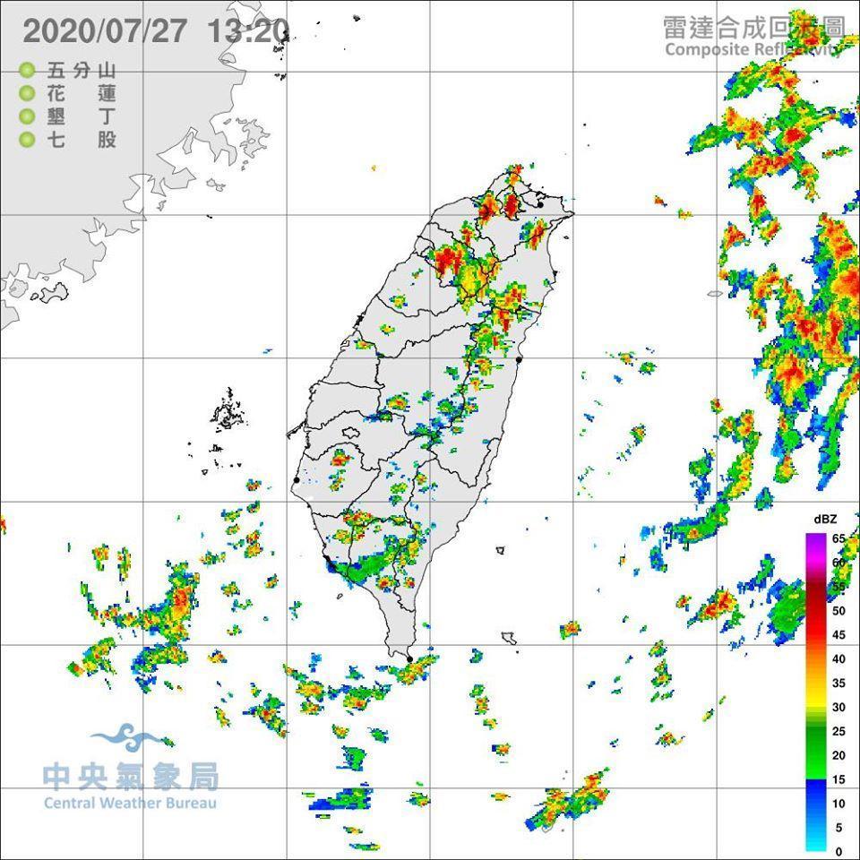 粉專提醒,民眾全台午後雷雨,再度開噴。(翻攝自台灣颱風論壇|天氣特急臉書)