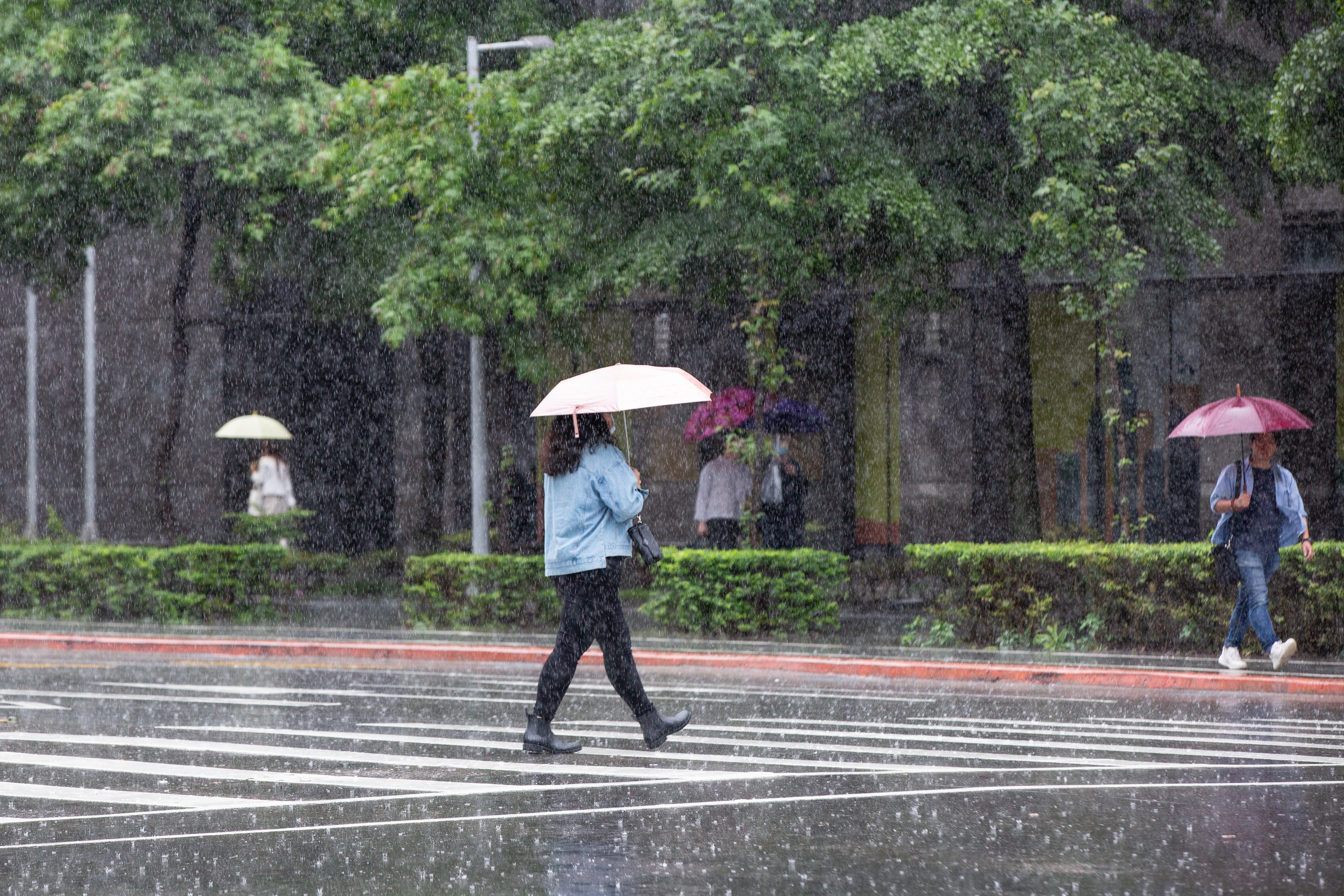 中央氣象局稍早針對17縣市發布大雨特報。