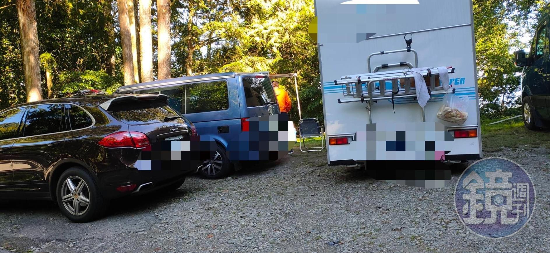 讀者爆料有退休老師與其友人駕駛百萬露營車,在園區內滯留20多天。(讀者提供)