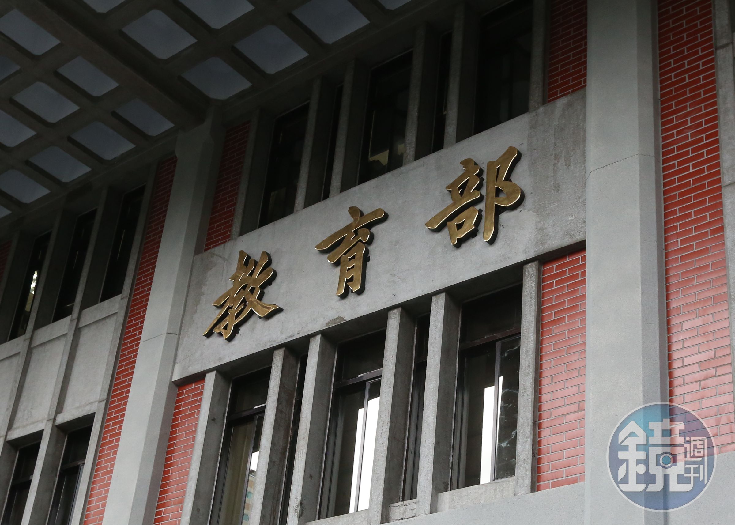 教育部表示，論文抄襲因過去檢舉不多，且查證困難，過去7年只罰了一案60萬元，今年再開罰2案代寫廣告各罰70萬。