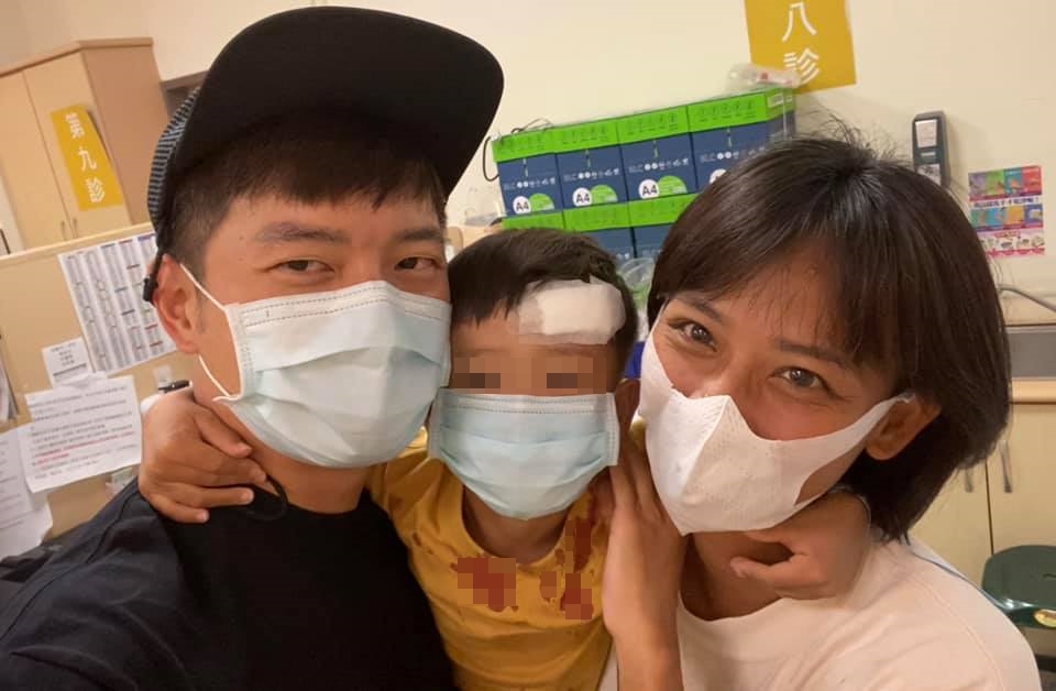 送醫後已無大礙，宥勝一家人曬出幸福合照。（翻攝自宥勝臉書）