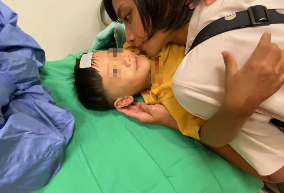 宥勝的老婆安撫受傷的兒子。(翻攝自宥勝臉書)