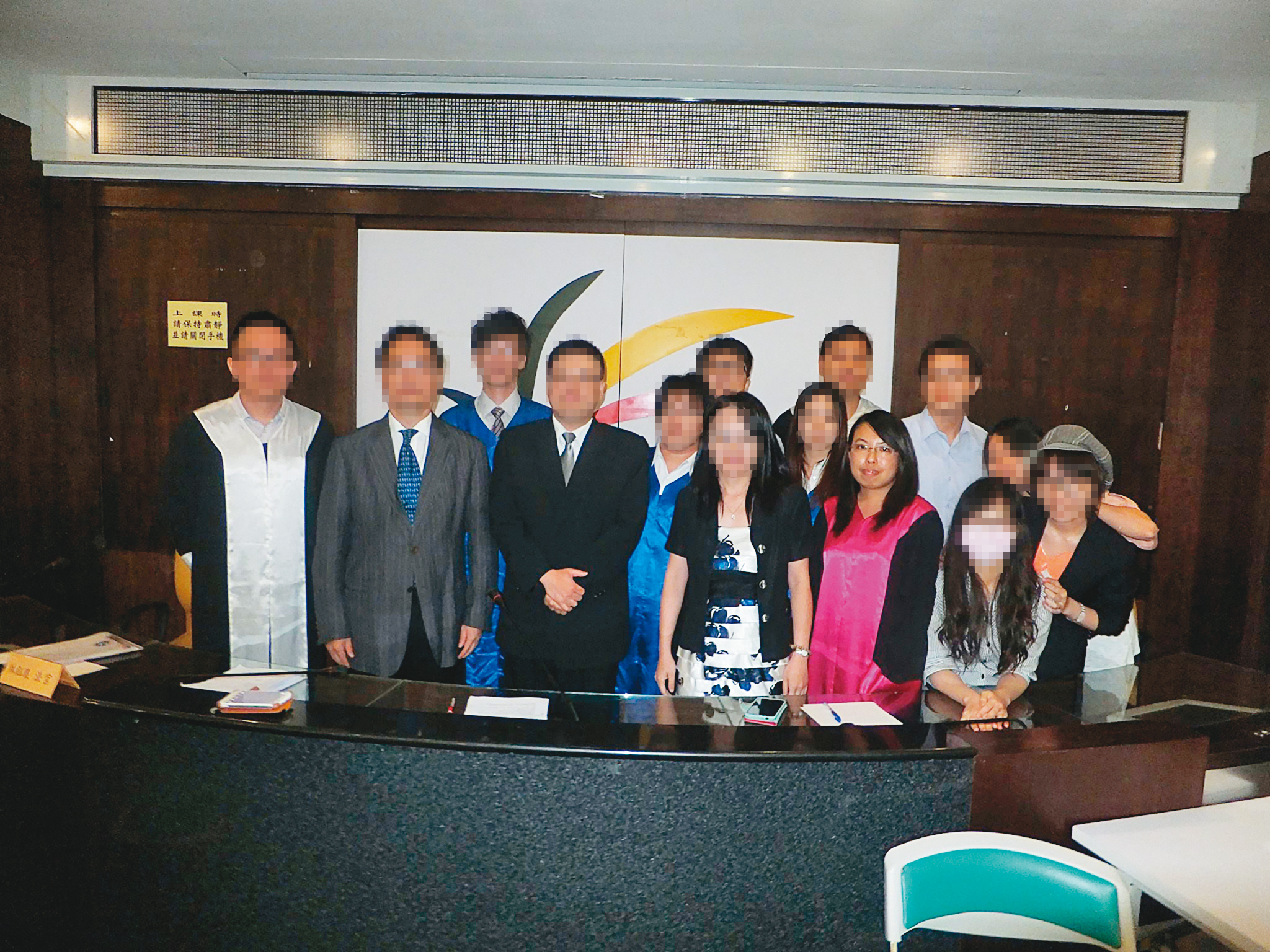 顏汝羽（著桃紅色法袍者）在司法官學院時，就因性格特殊，和同學相處不太融洽，她認為遭受排擠，還曾傳簡訊恐嚇同學。（讀者提供）