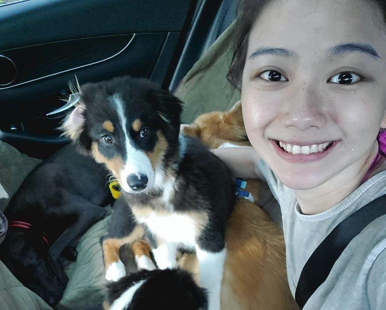 藝人邵庭六月底帶著愛犬到台東遊玩,由事後她直播模仿原住民說話的口氣,引發當地居民不滿。(翻攝自邵庭臉書)