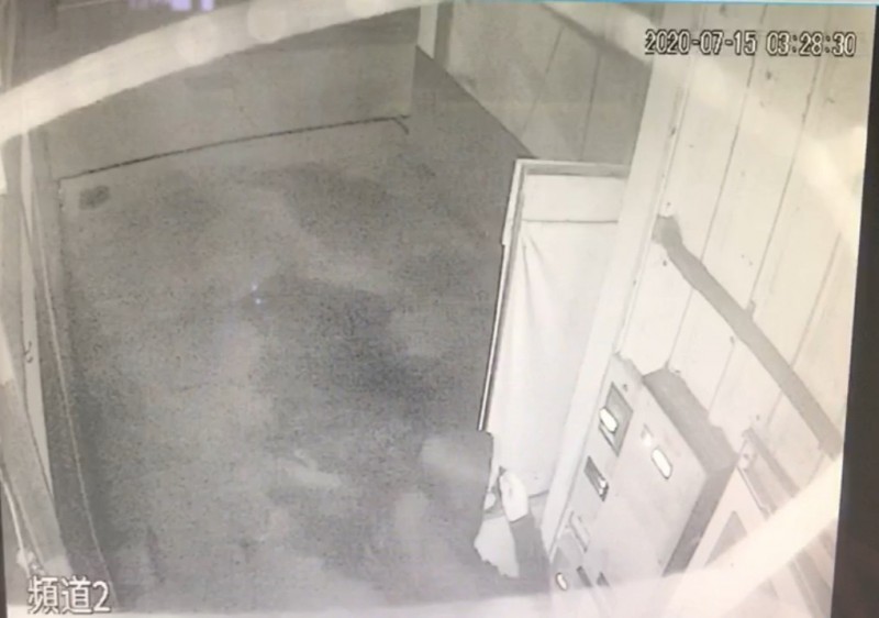陳嫌著帽T、戴口罩、手套撬開投幣機,連偷3家洗車場行竊。(翻攝畫面)