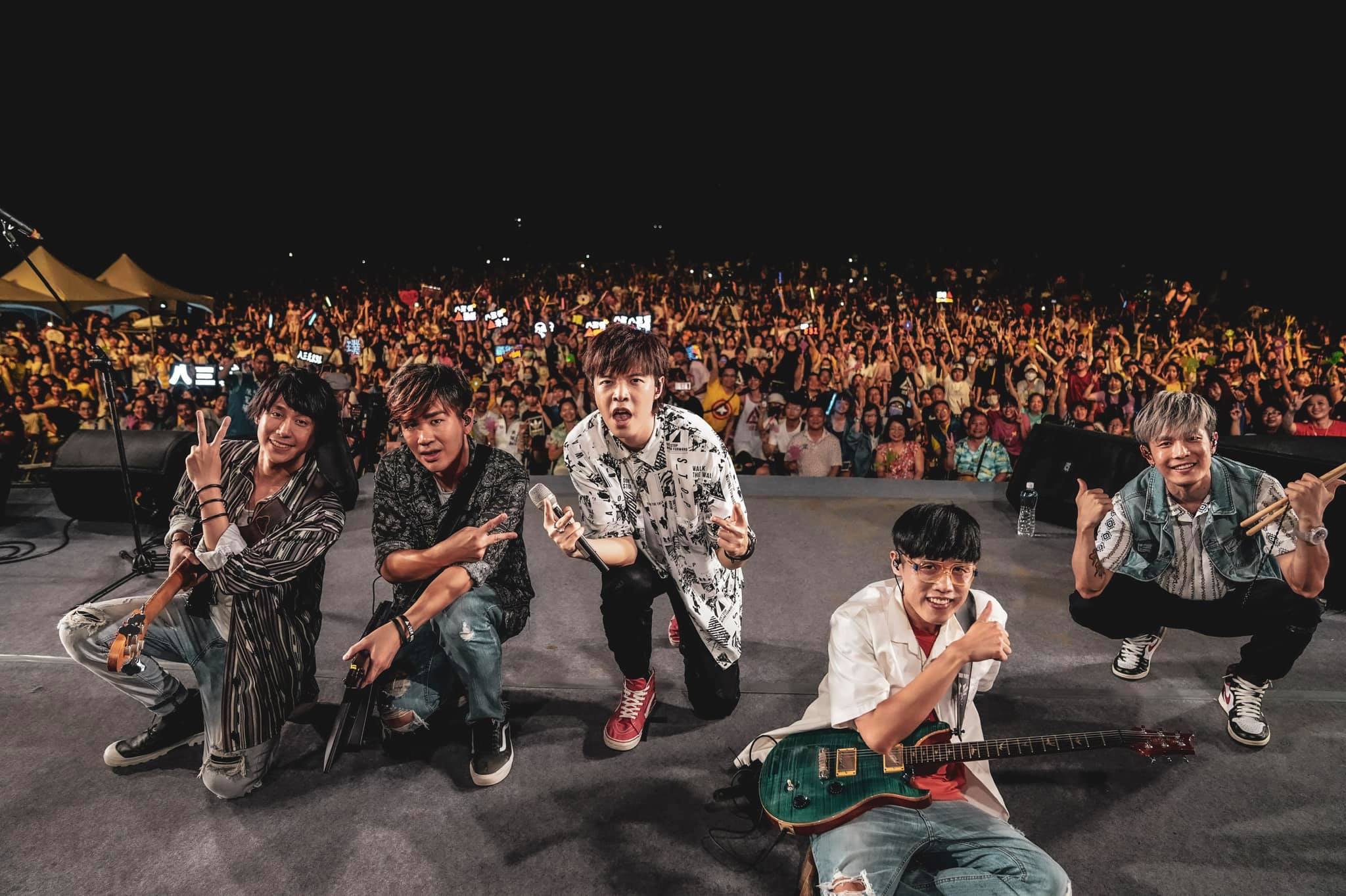 八三夭看到台下熱情觀眾，忍不住在台上拍起大合照。（翻攝自八三么臉書）