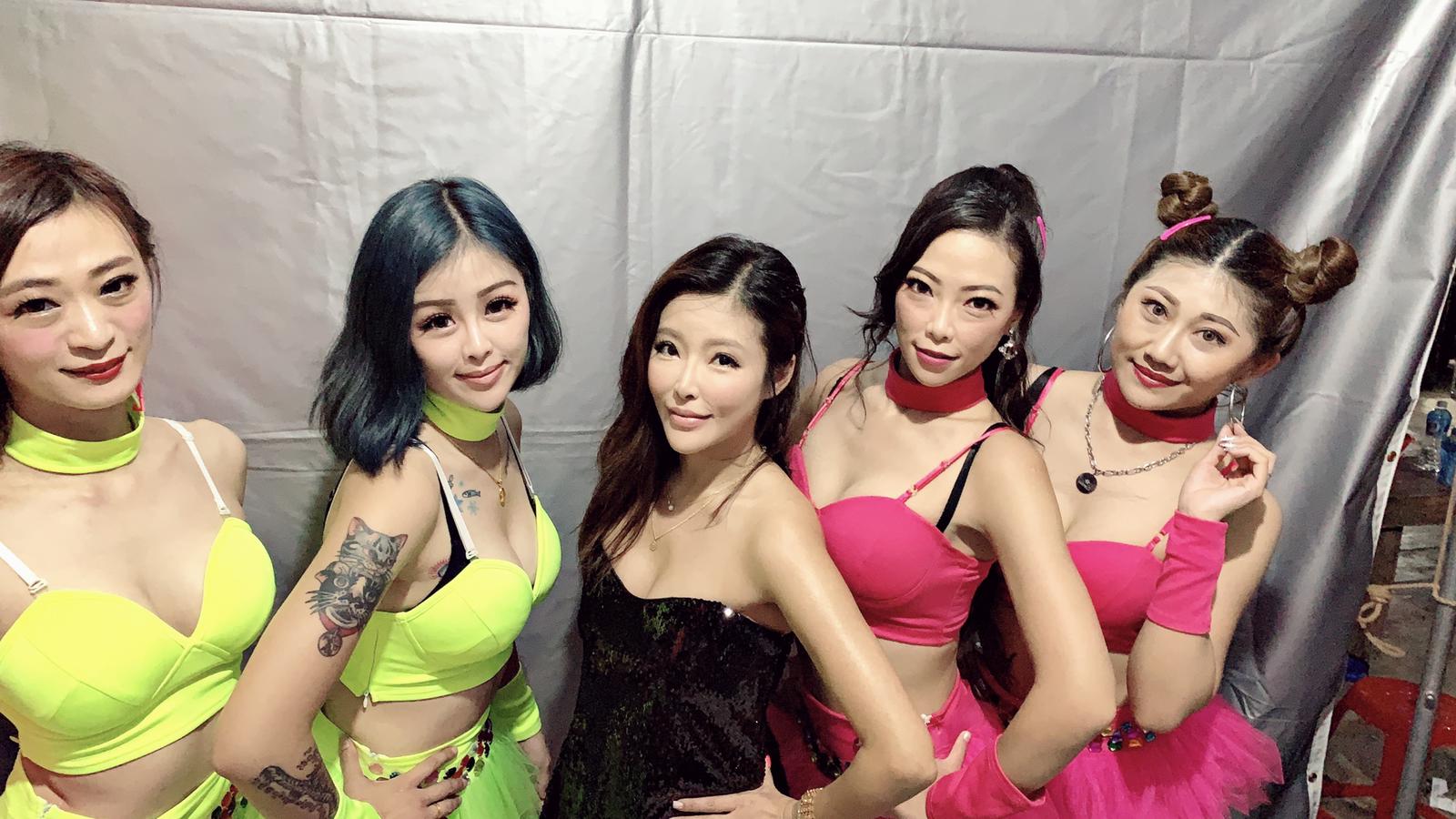 在「新月沙灘海洋音樂嘉年華」上,李愛綺穿著性感洋裝炒熱氣氛。(陳孝志提供)