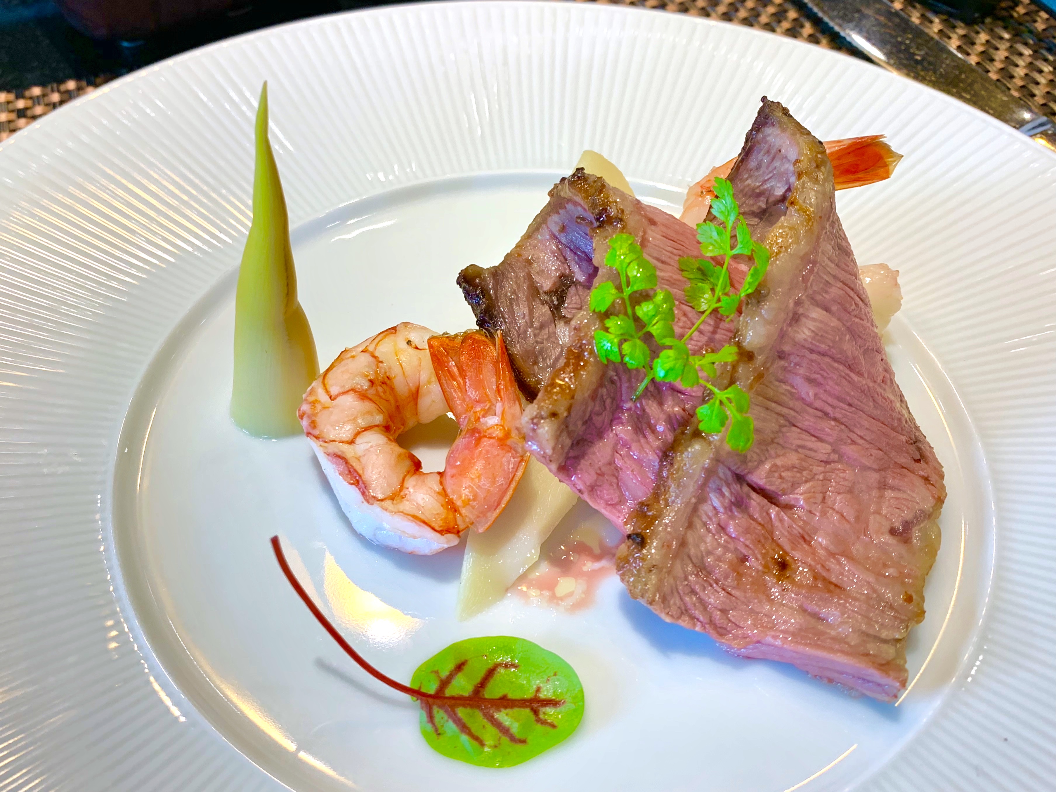 熟度偏生的牛肉，有時會滲出血紅色湯汁，並非牛的血液，而是肉的組織液，也是甜味來源。