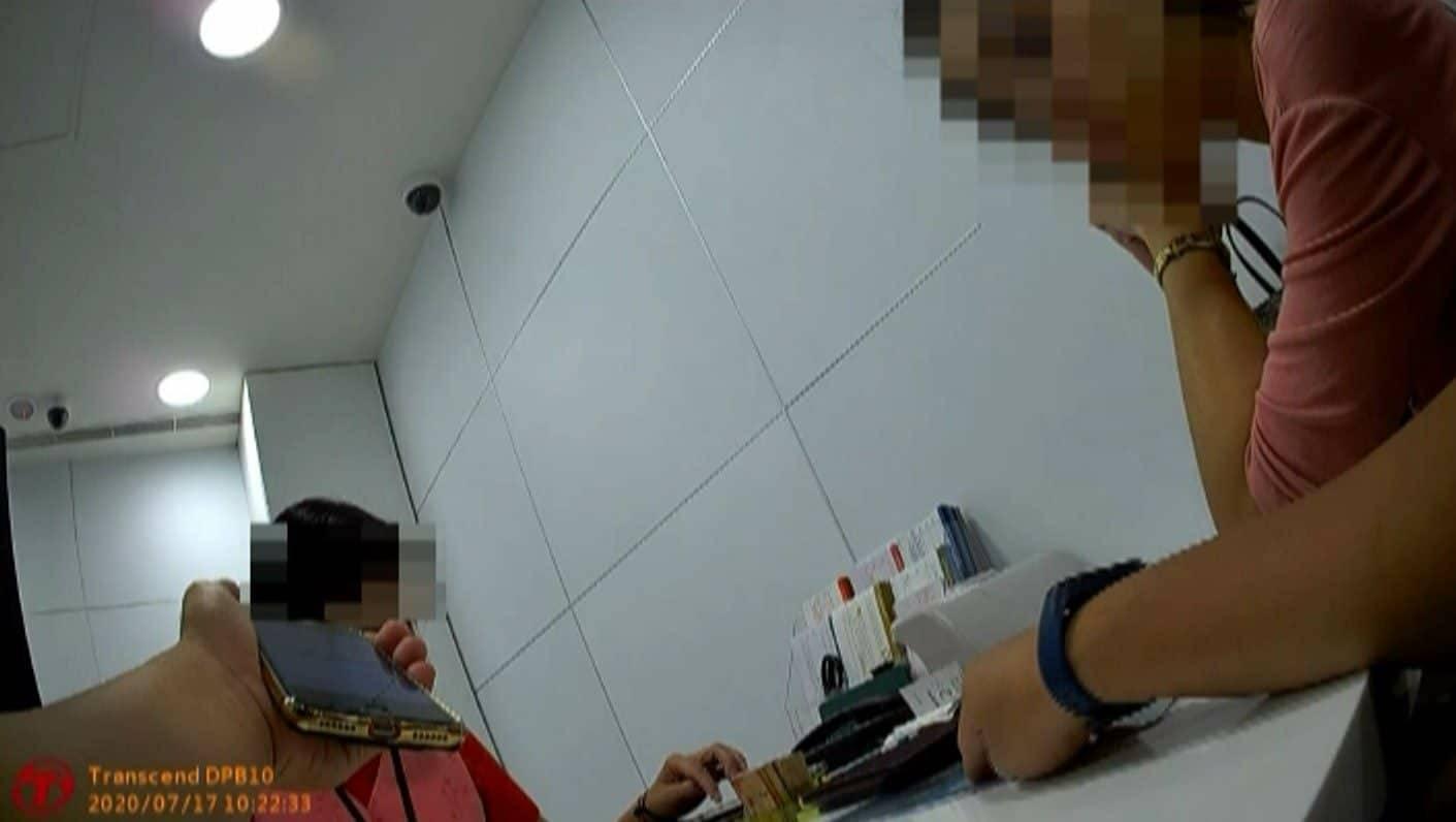 銀行員與員警指出網路男蟲破綻,及時阻詐。(讀者提供)