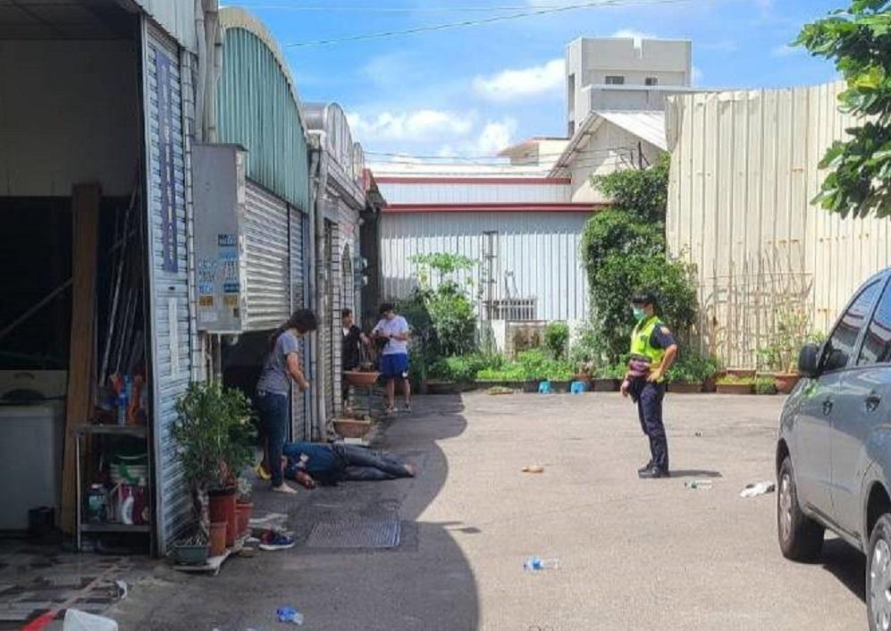 曾男發射信號彈,傷及女友父母,警方趕抵時,李父倒地,身上多數灼傷。(讀者提供)