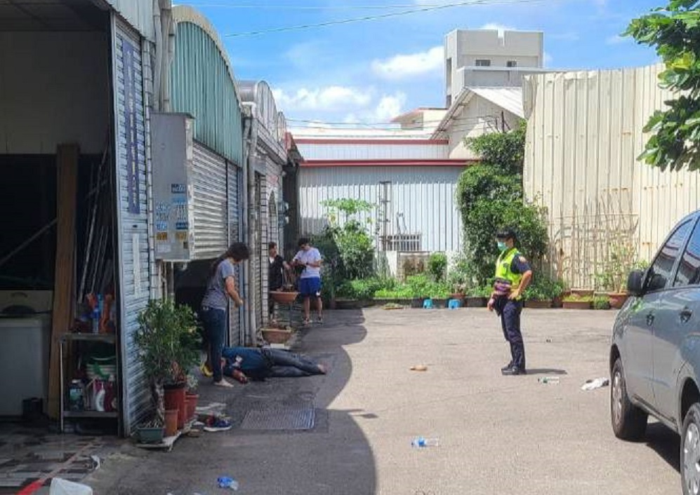 曾男發射信號彈，傷及女友父母，警方趕抵時，李父倒地，身上多數灼傷。（讀者提供）