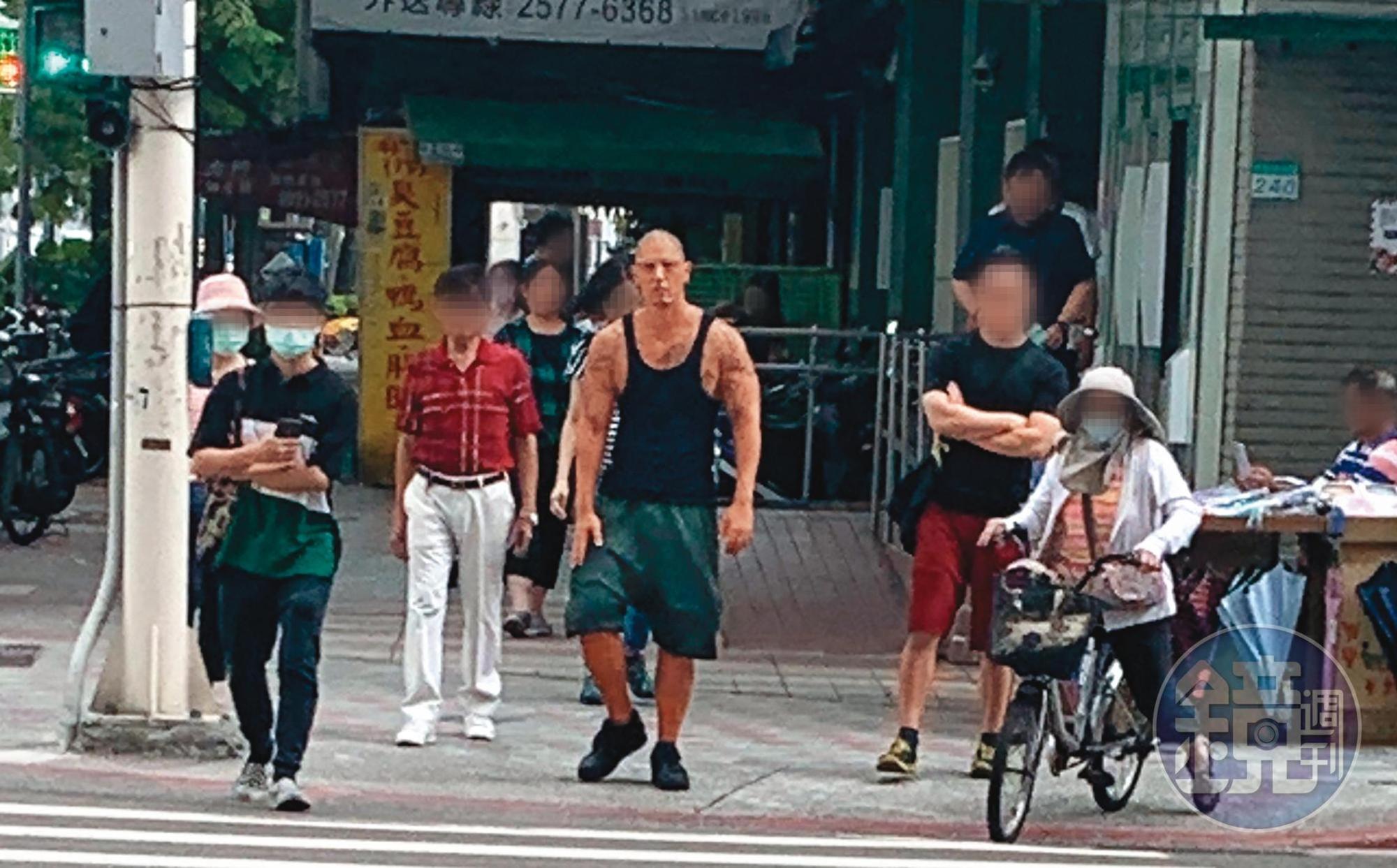 7月21日下午,蔣友柏穿著黑色背心,秀出健壯上半身出現在台北街頭。