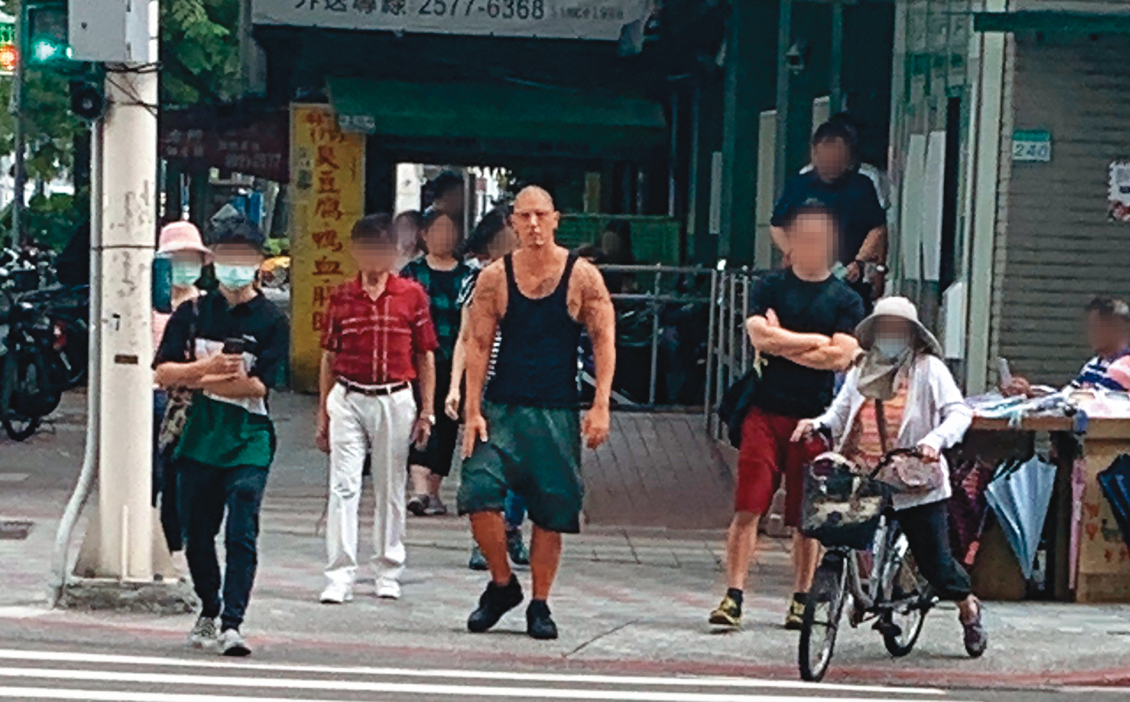 7月21日下午,蔣友柏穿著黑色背心,秀出健壯上半身出現在台北街頭。