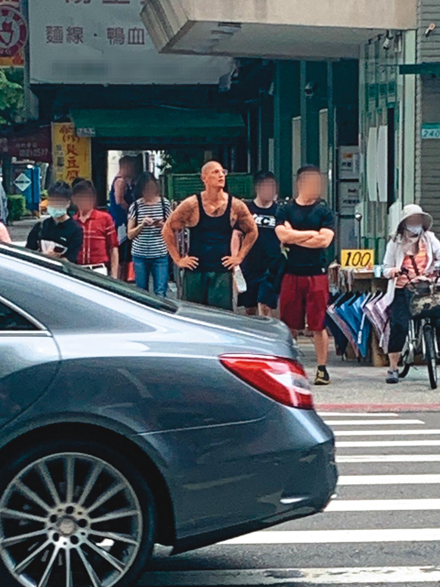 變成黃金單身漢的蔣友柏,身邊出現的不是女伴,而是和他一樣愛好健身的男友人。