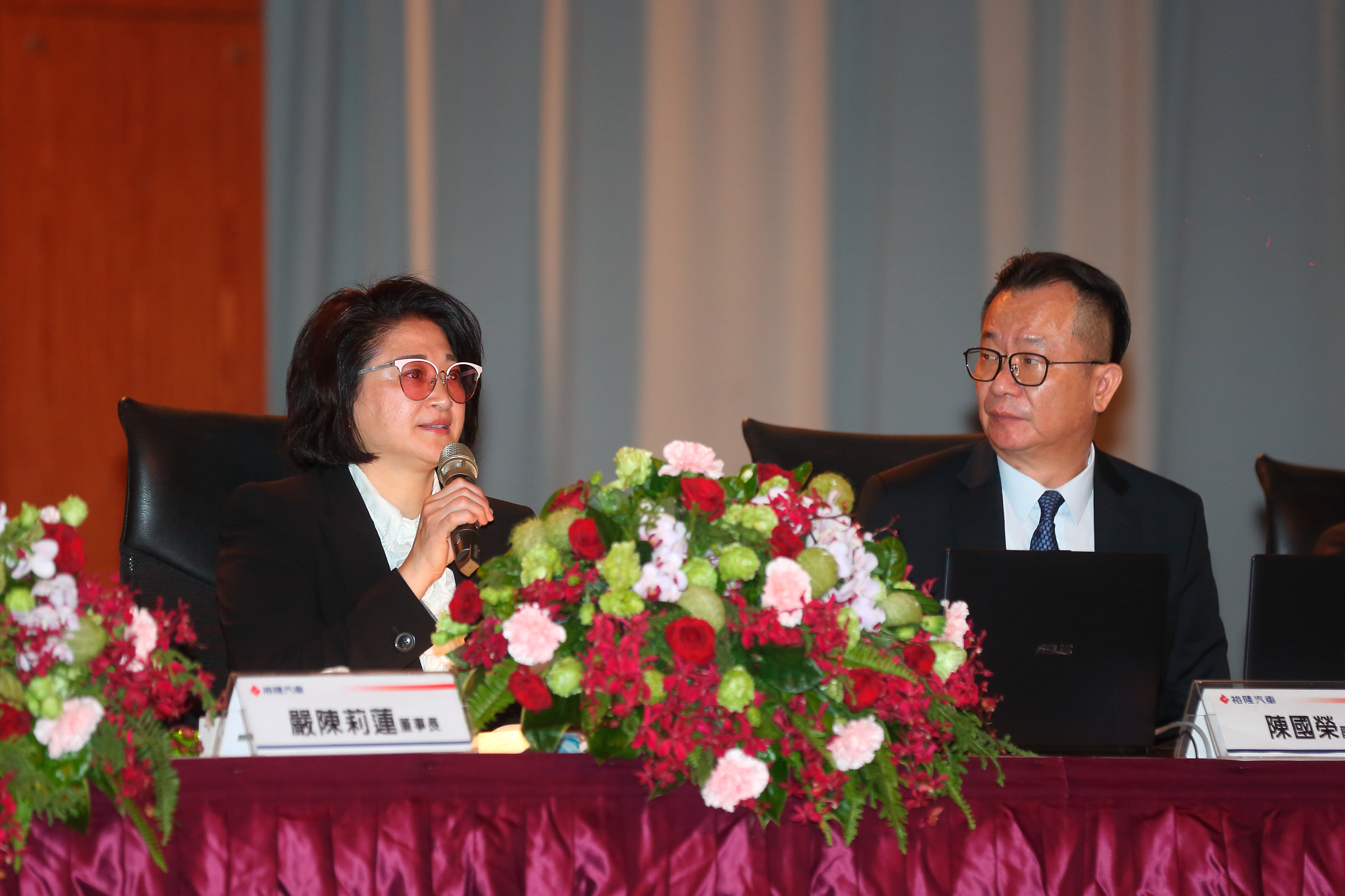 跟隨已逝董座嚴凱泰打拚多年的老臣陳國榮（右），因個人因素請辭總管理處總經理。