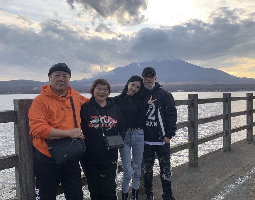 潘瑋柏與號稱「最美空姐」的宣云（右二）結婚，一家四口和樂入鏡。（翻攝自潘瑋柏微博）