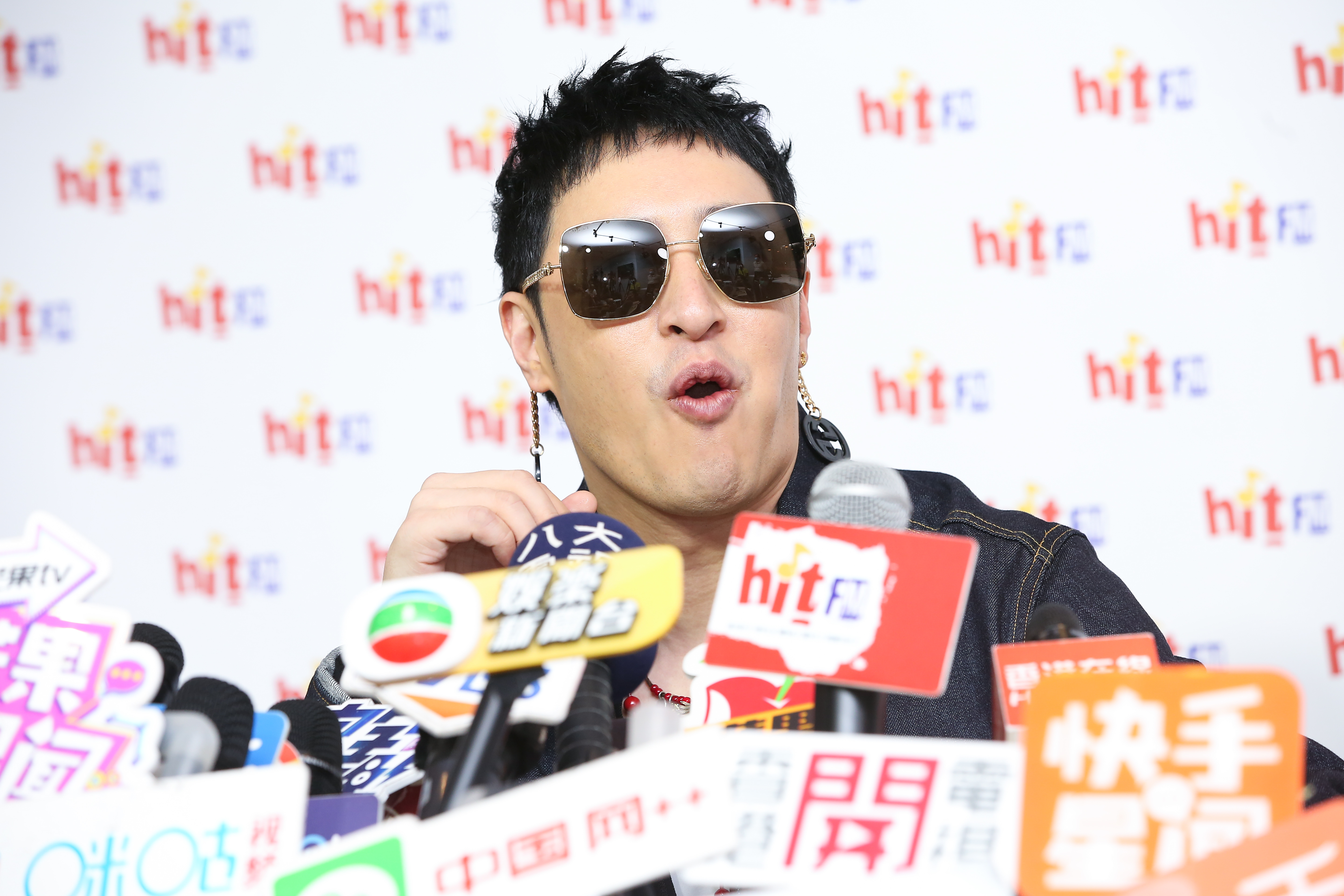 只是經過本刊獨家報導，潘瑋柏依舊不認，並說：「沒什麼感情可言。」如今卻貼出夫妻與兩老在富士山山中湖出遊的舊照，自我打臉宣布婚訊，可見婚事早已有譜。（本刊資料照、李鍾泉攝）