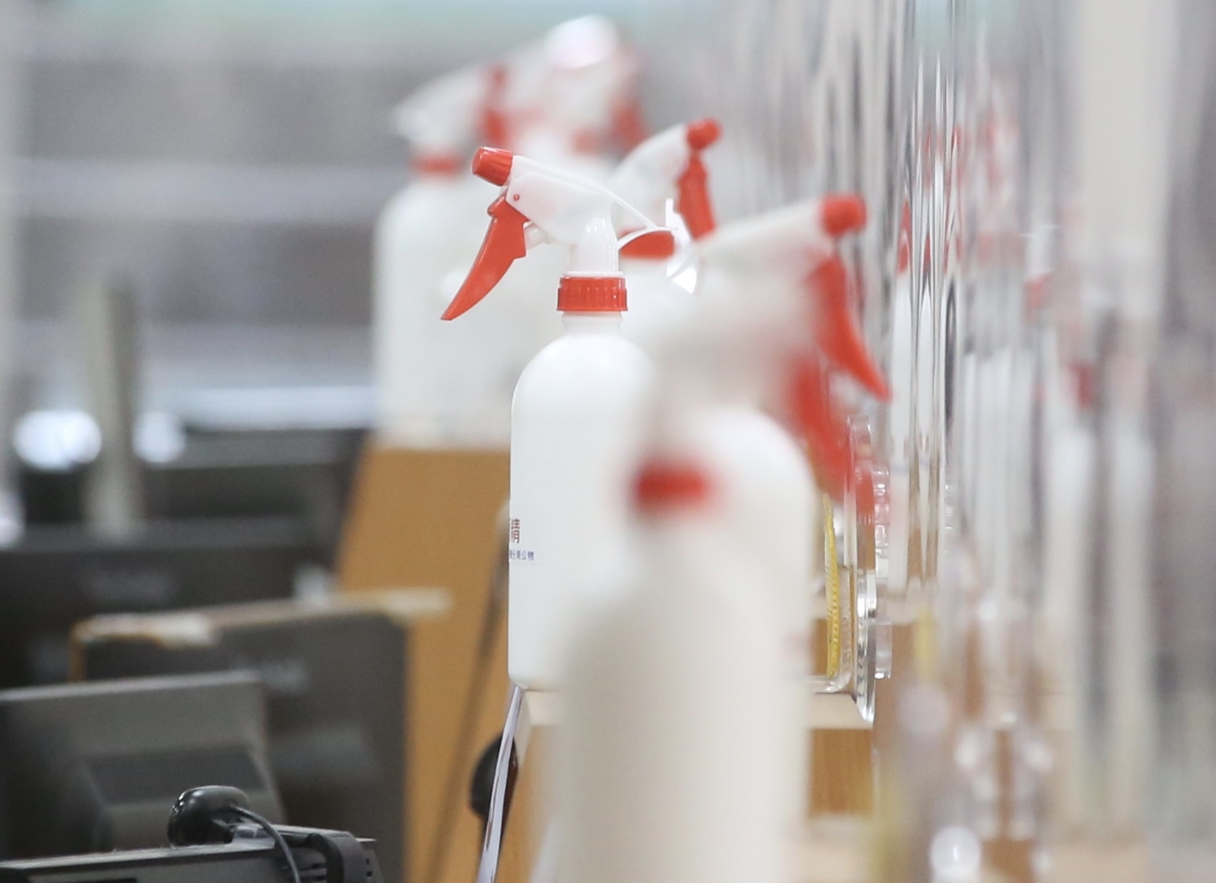 為降低感染風險，公共場所都會為民眾量體溫並提供酒精消毒。圖為示意圖。