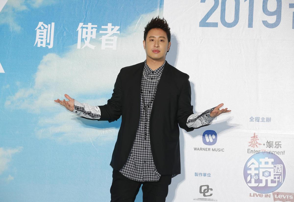 潘瑋柏今在微博突然宣布與大陸空姐女友Luna已結婚。