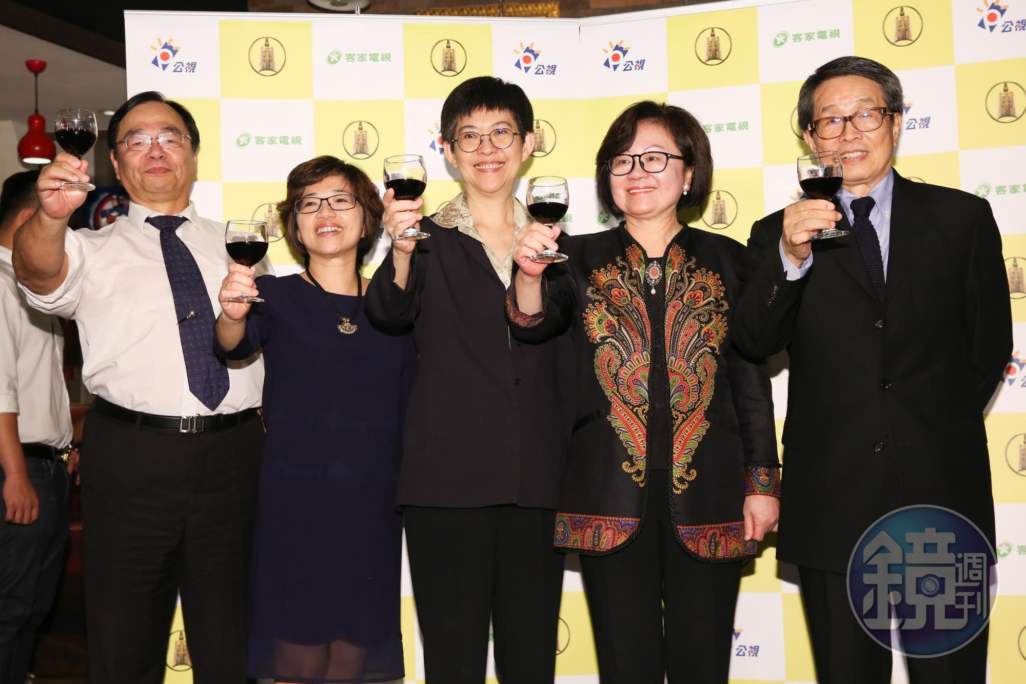 公視總經理曹文傑(右三)、執行副總經理謝翠玉(左二)今閃電請辭。右起:客家電視台長張壯謀、公視董事長陳郁秀,左一為公視副總經理楊家富。(本刊資料照)