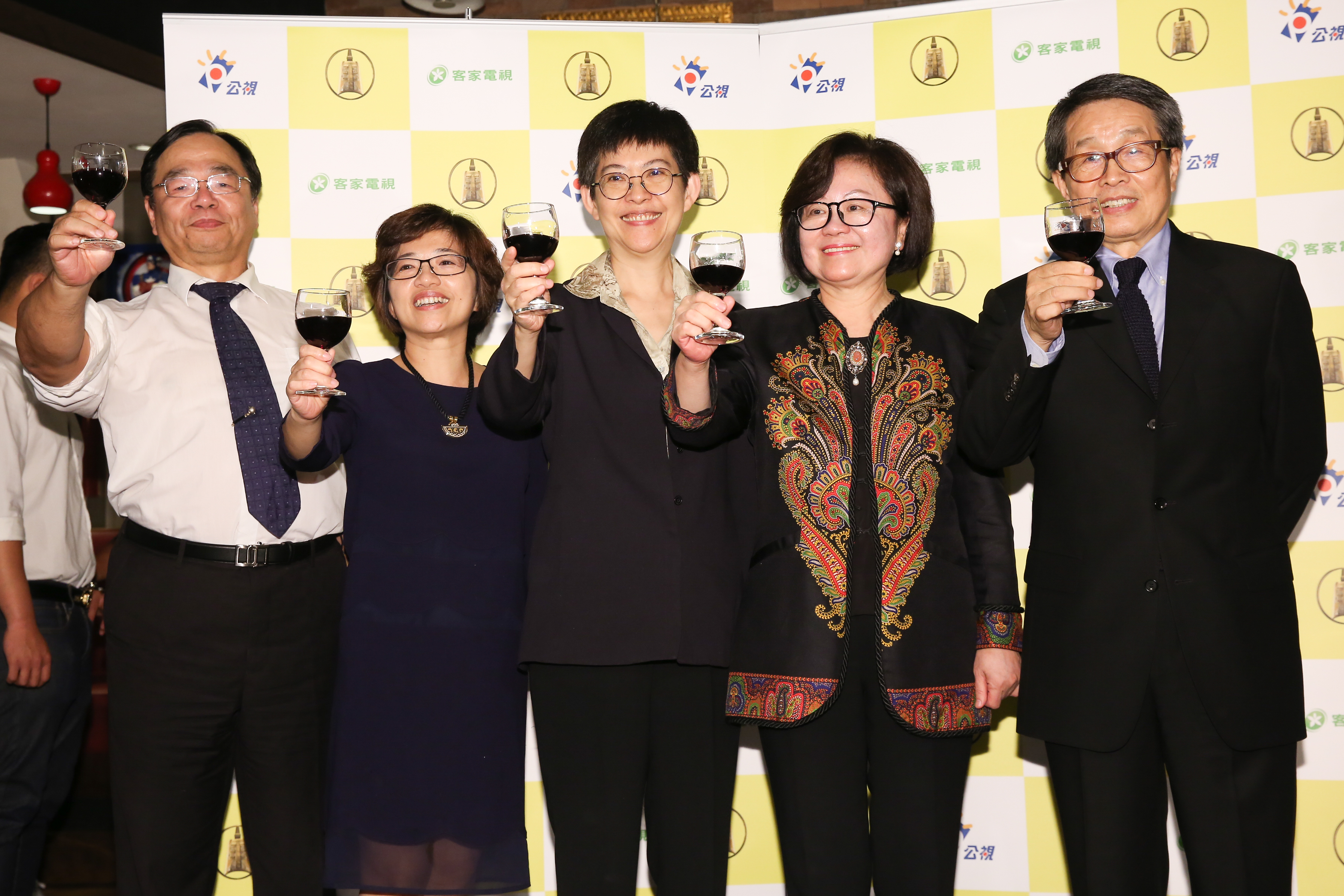 公視總經理曹文傑（右三）、執行副總經理謝翠玉（左二）今閃電請辭。右起：客家電視台長張壯謀、公視董事長陳郁秀，左一為公視副總經理楊家富。（本刊資料照）