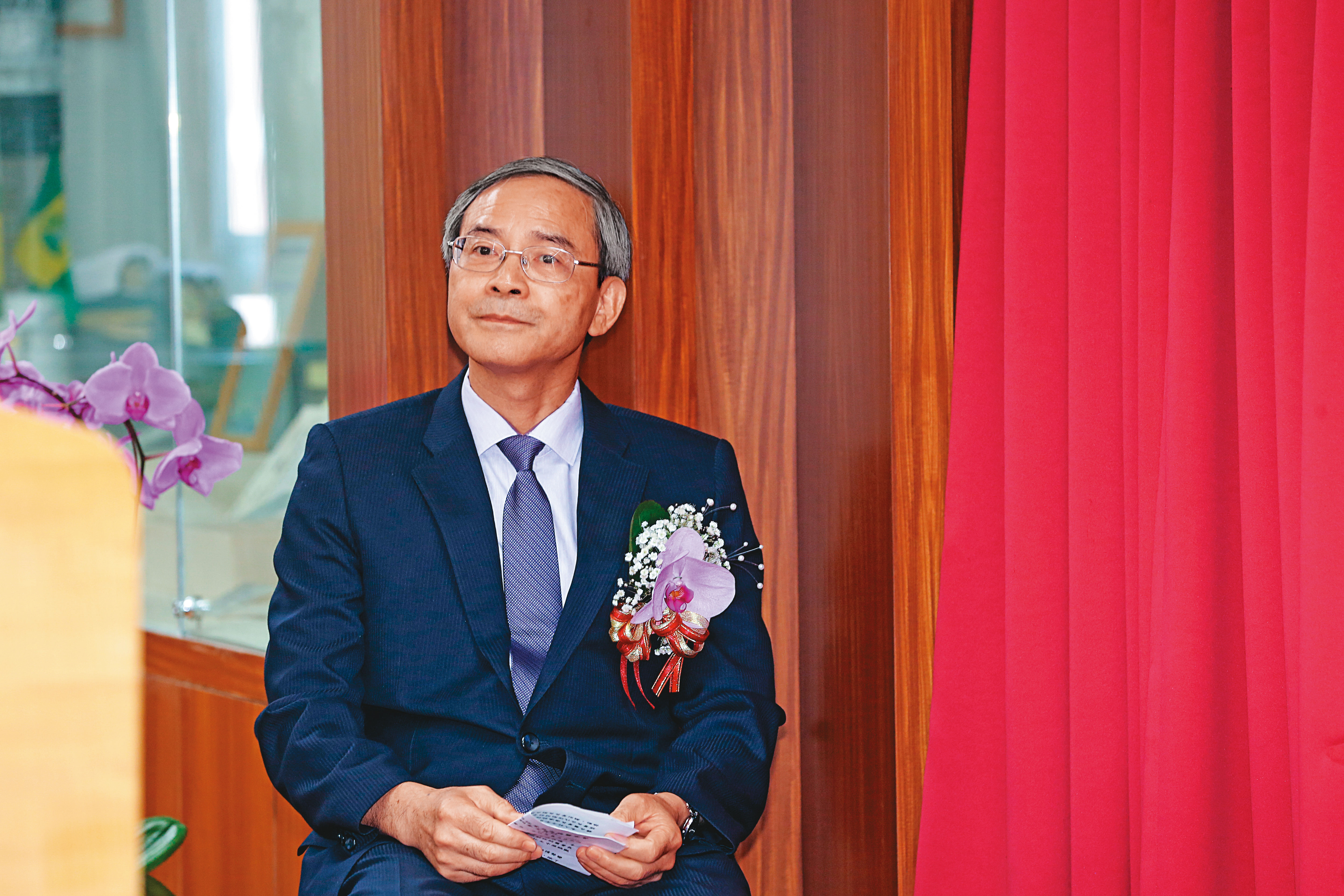 儘管台股屢創新高，財政部政務次長兼國安基金執行祕書阮清華仍表示，因疫情影響經濟復甦，決議國安基金續留護盤。