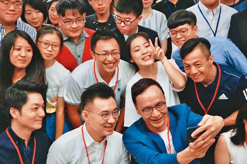 江啟臣(前排中)眼前的危機不只是市長補選,還包括前主席朱立倫(前排右)等人,虎視眈眈地展開黨魁布局。(朱立倫粉專提供)