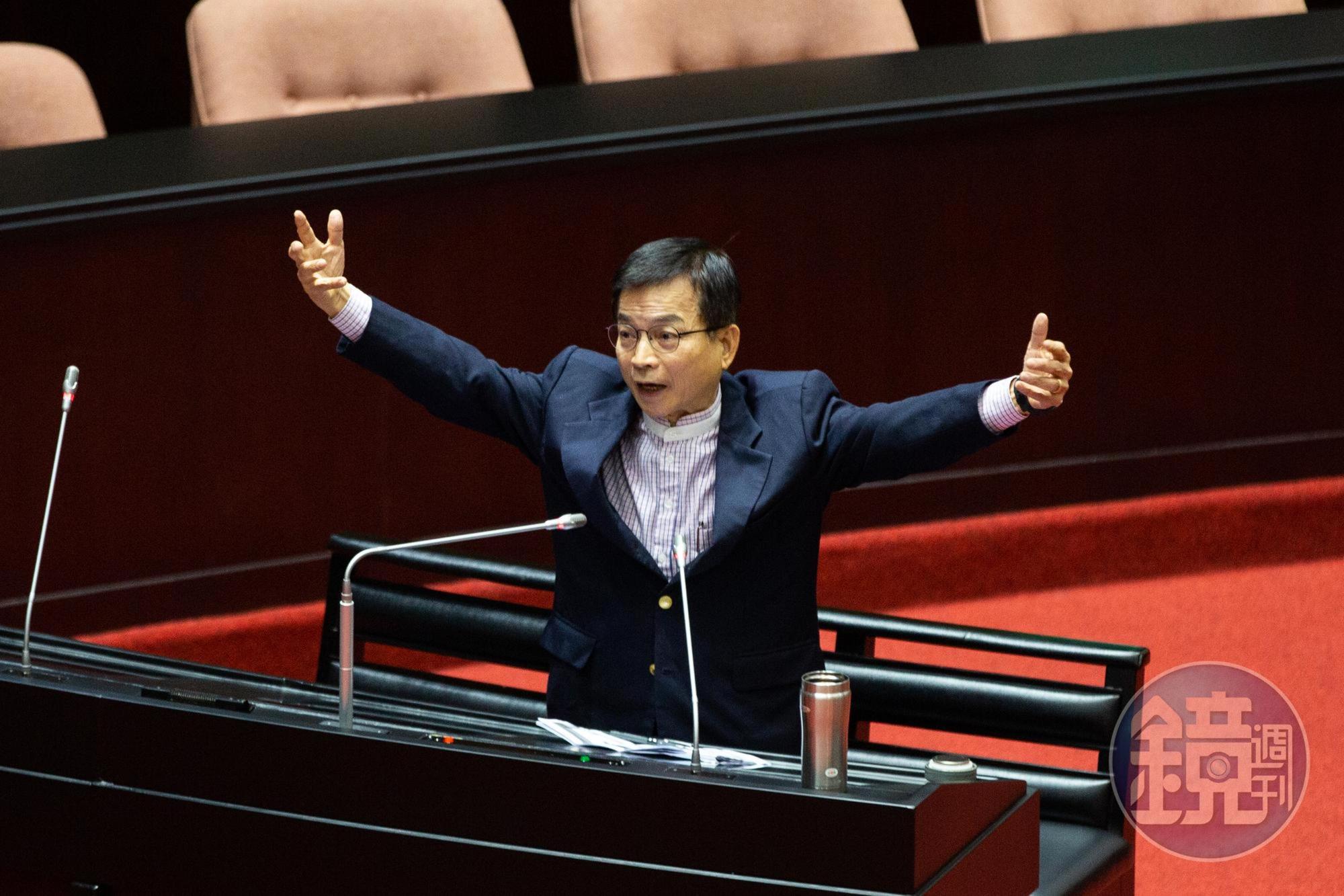 李眉蓁論文抄襲風包持續延燒,同黨立委賴士葆竟痛批「政府對論文抄襲現象繼續包庇縱容,重擊台灣的高教清譽」。