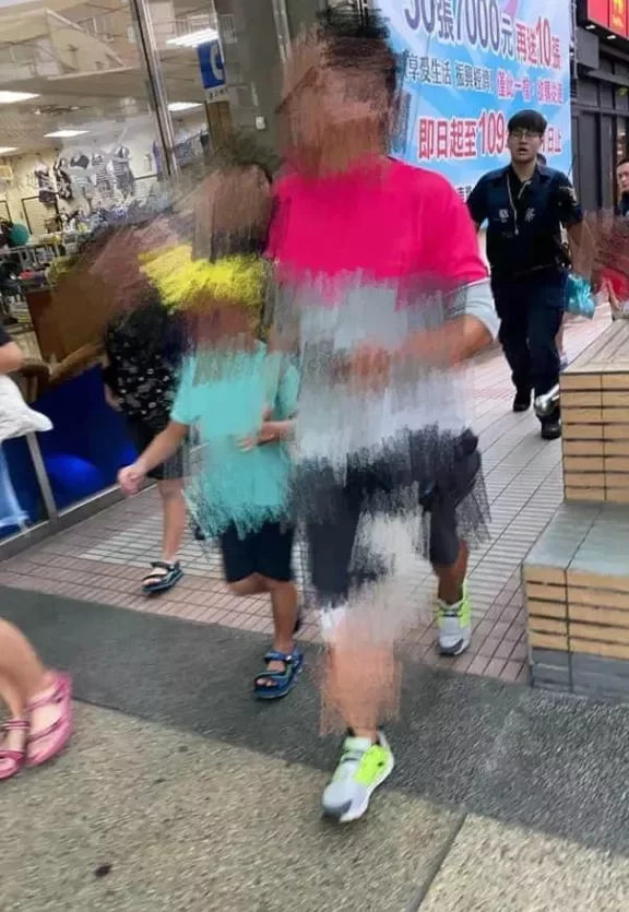 男童父親帶著他的小孩到派出所報案。（翻攝自爆怨公社臉書）
