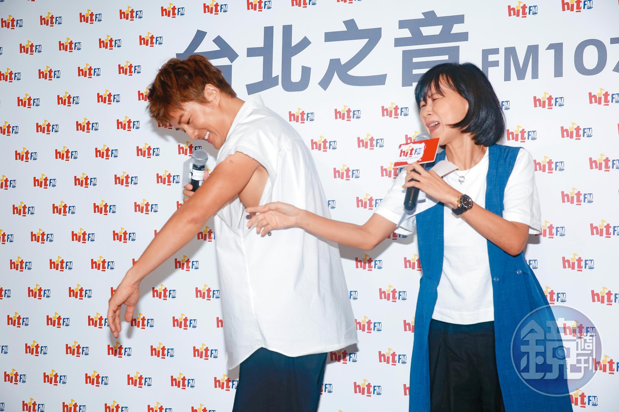 吳克群(左)到Hit FM電台宣傳《你說 我聽著呢》社會影音小說專輯,主持人阿娟(右)發現他露點了!
