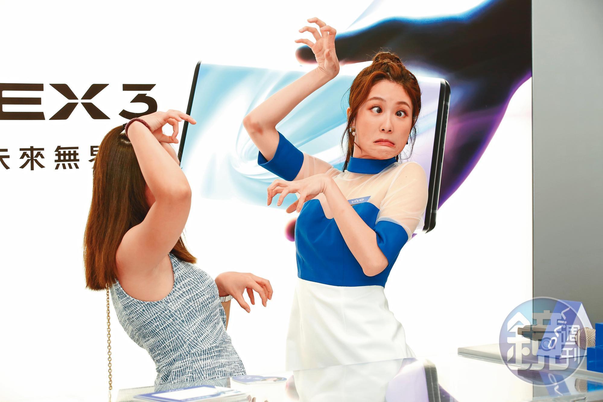 宅男女神張景嵐(右)不計形象,與粉絲一同扮鬼臉,笑說:「我這年紀正好可以上下通吃!」