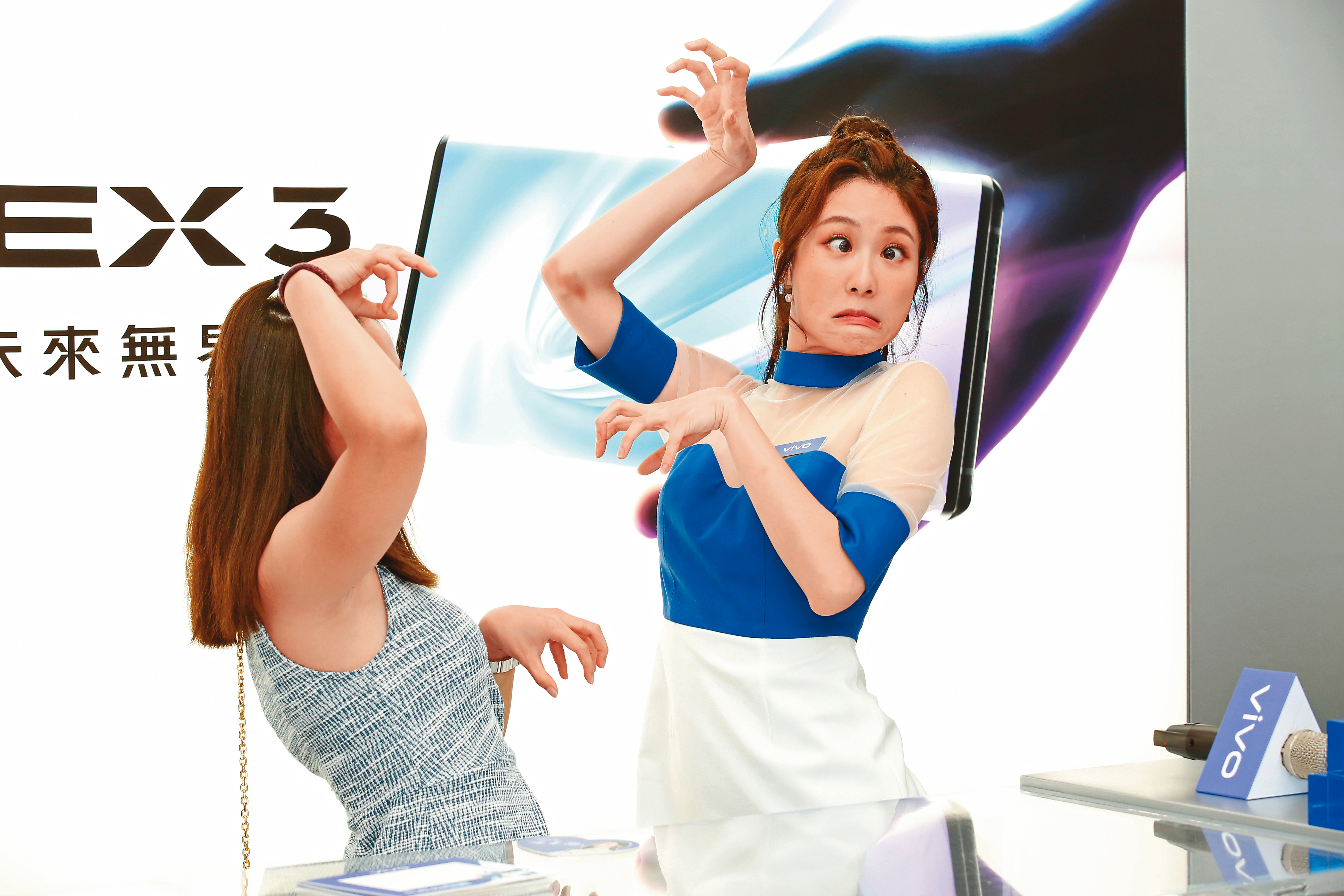 宅男女神張景嵐（右）不計形象，與粉絲一同扮鬼臉，笑說：「我這年紀正好可以上下通吃！」