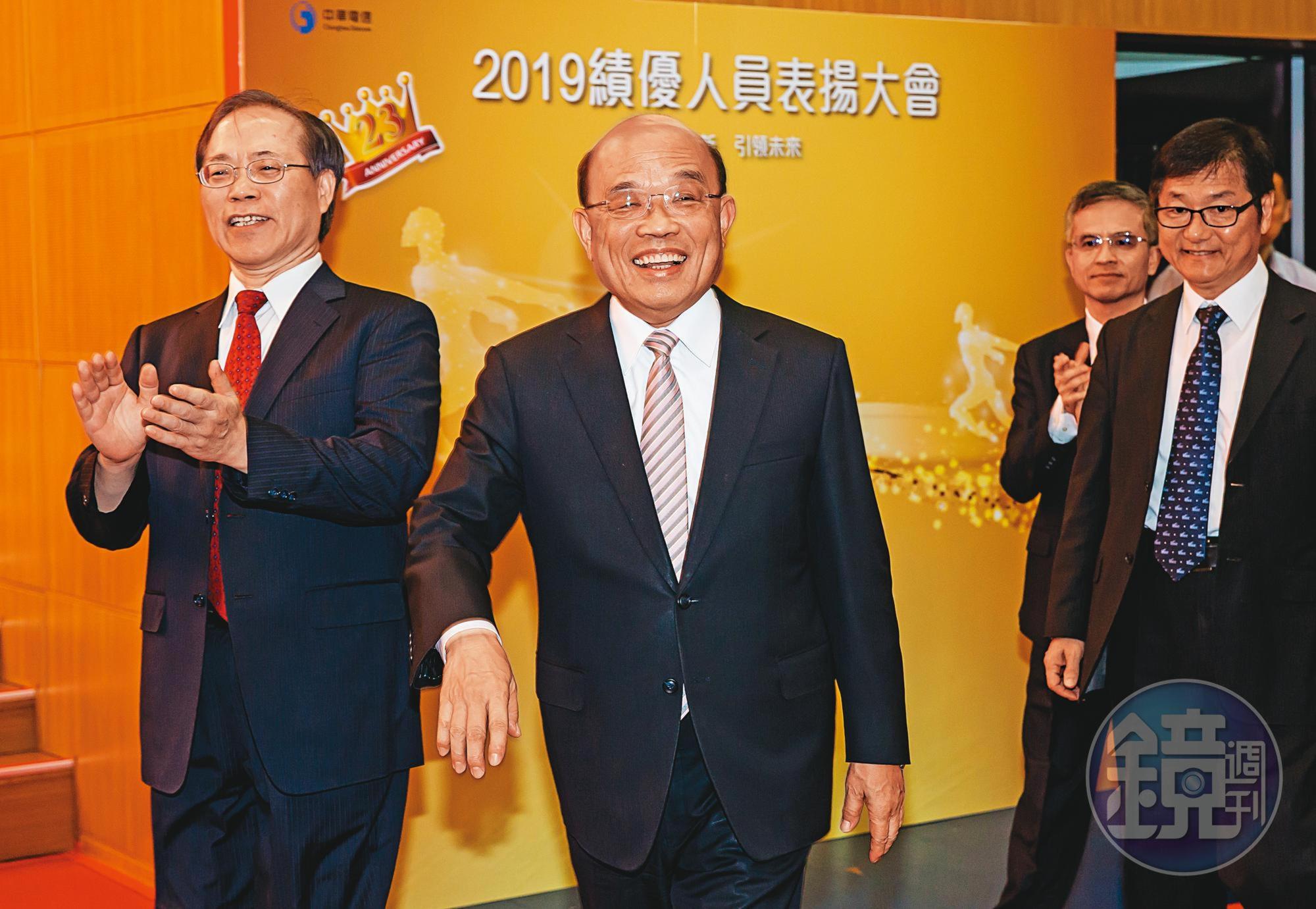 2019年4月,行政院長蘇貞昌(左2)拔擢謝繼茂(左1),在其由總座退休前一刻升任中華電信董事長。