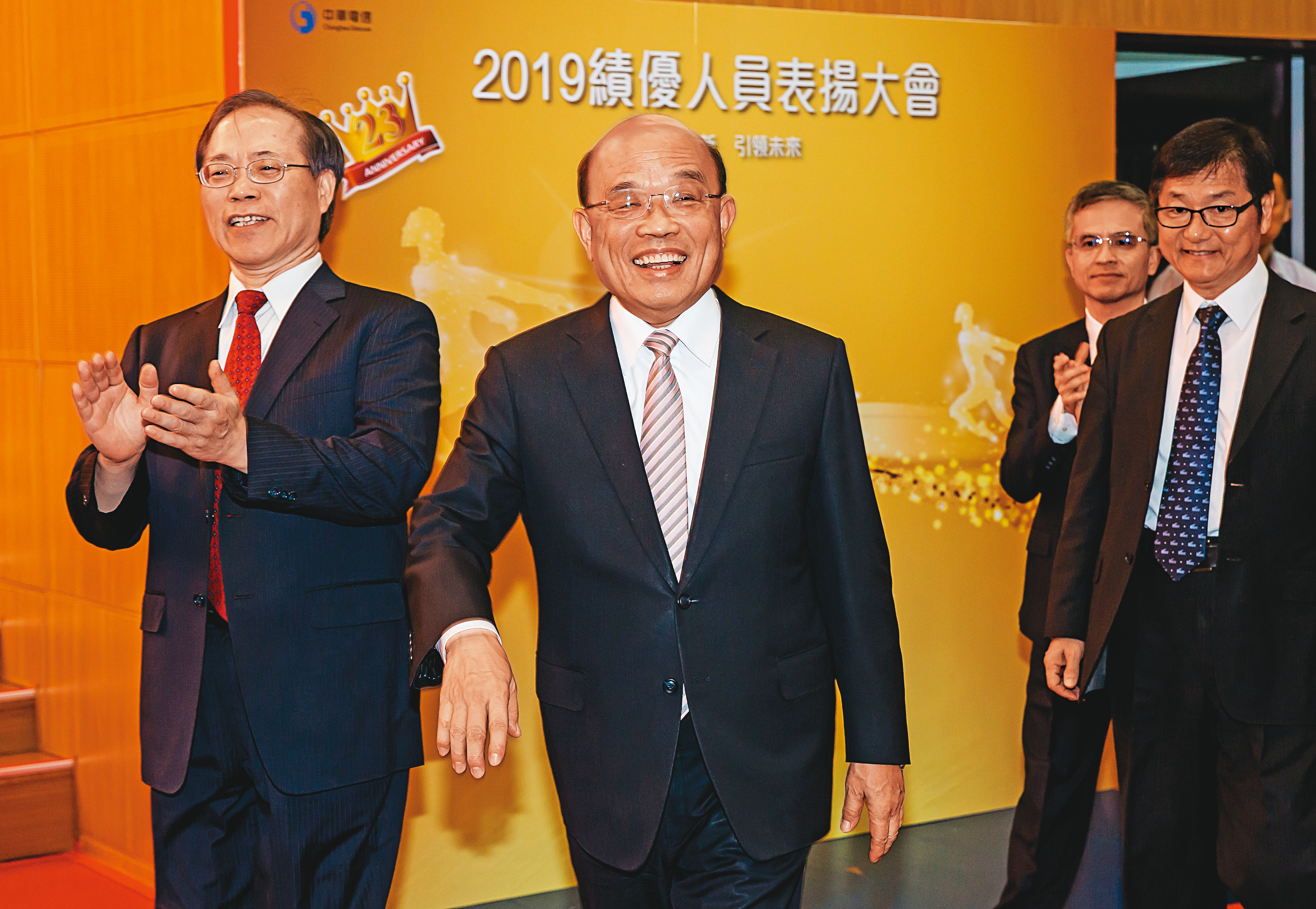 2019年4月,行政院長蘇貞昌(左2)拔擢謝繼茂(左1),在其由總座退休前一刻升任中華電信董事長。