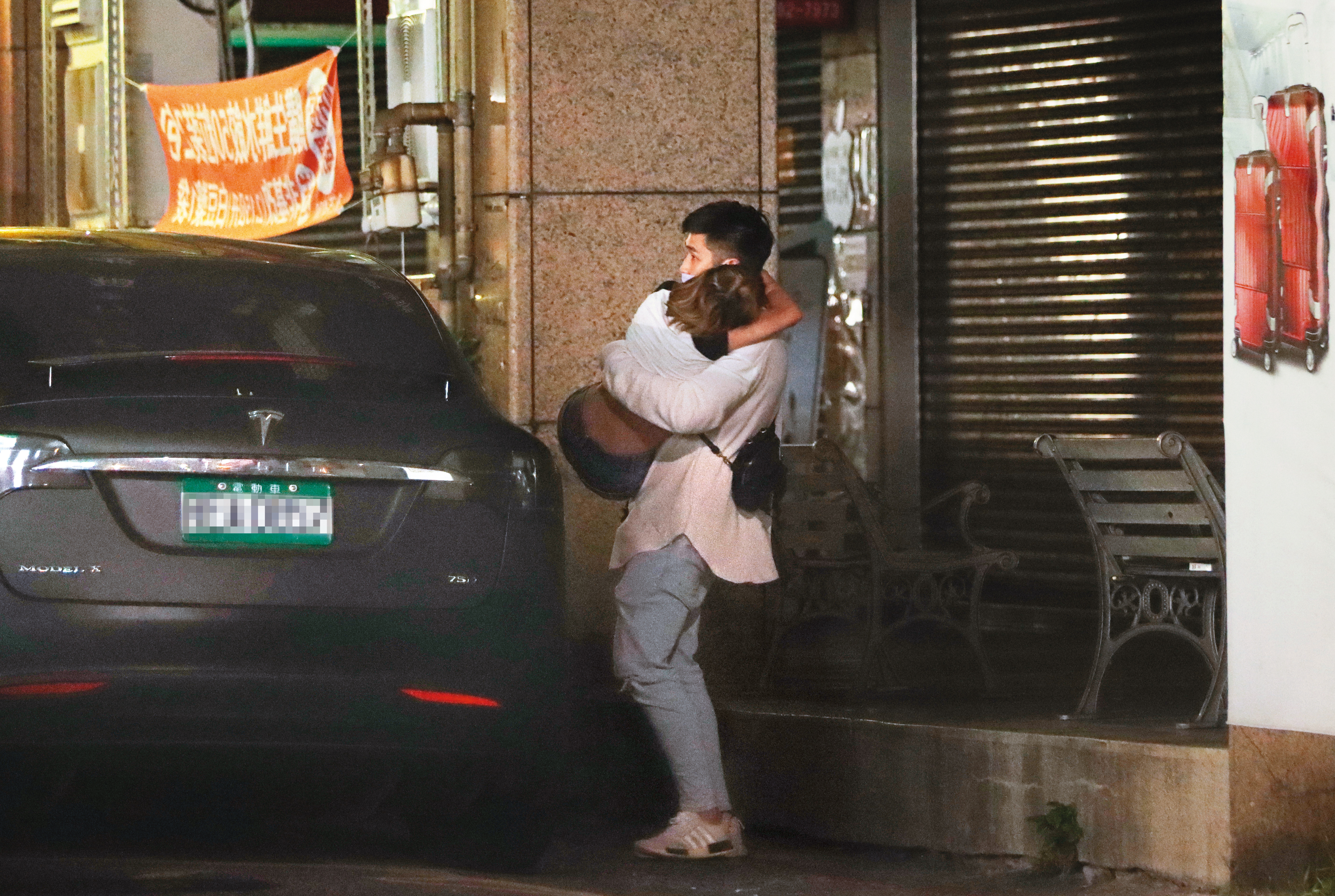 今年3月底熊熊被本刊拍到喝醉酒後，被鄭旭哲公主抱下車。