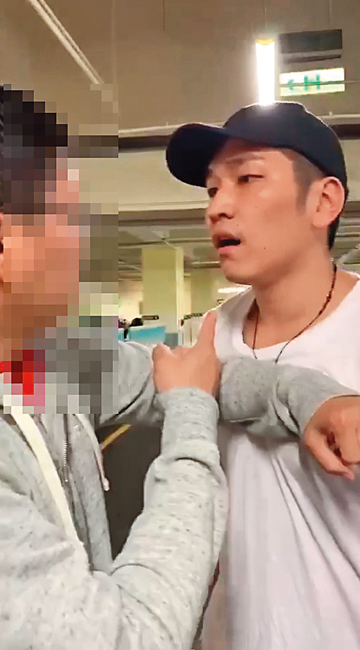 鄭旭哲與人在停車場起衝突,差點動手。(讀者提供)