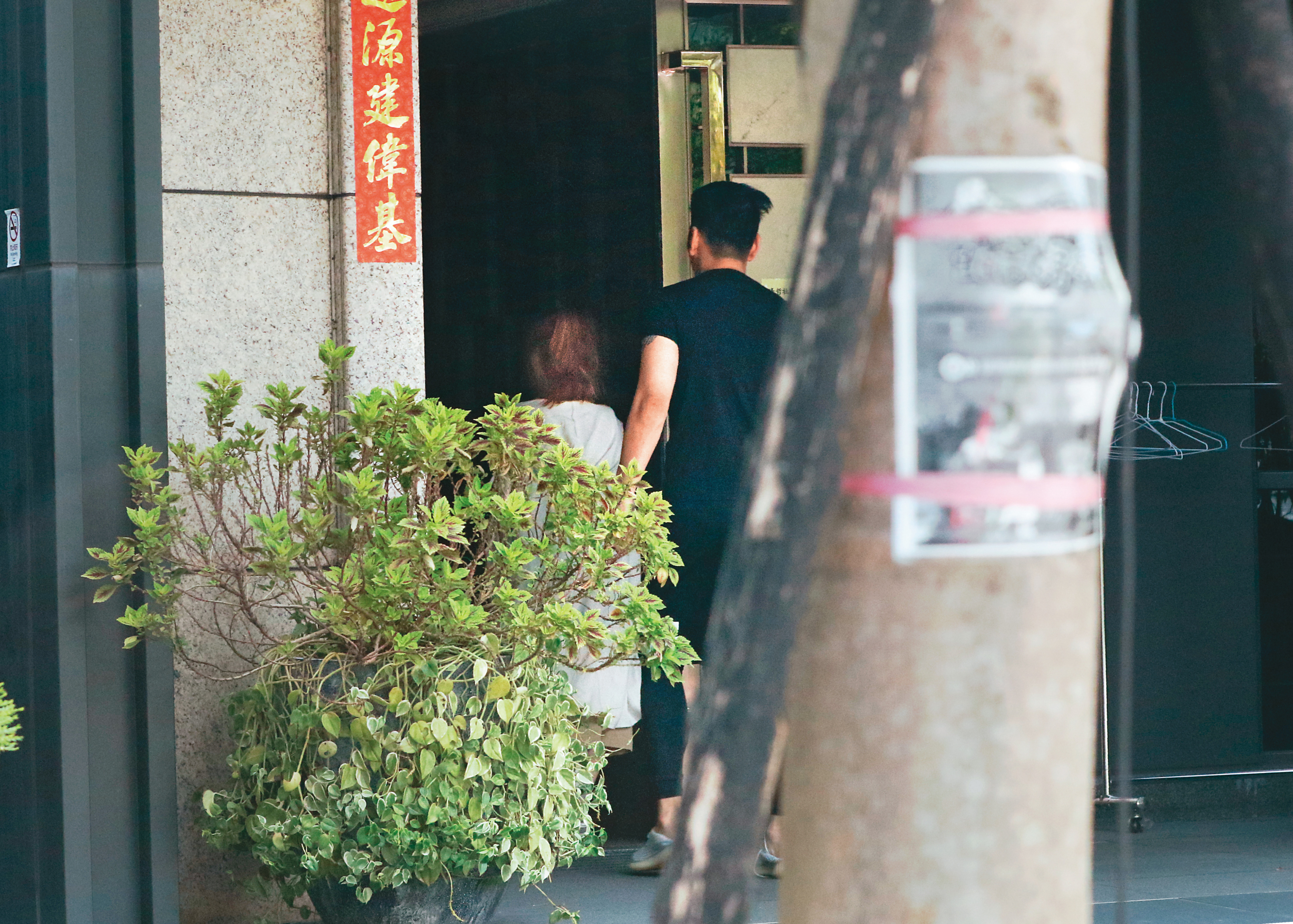 14：02熊熊（左）與鄭旭哲（右）出現在台北市內湖五期重劃區一處社區大樓，看起來熟門熟路。