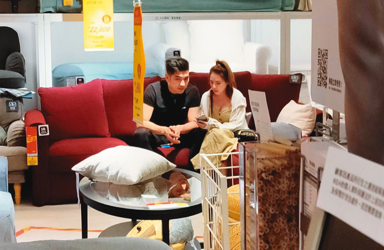 16：40而後逛IKEA挑家具，就像一對新婚夫婦。