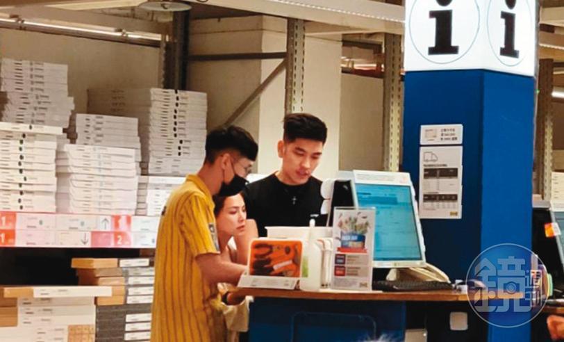 16:41挑完家具,熊熊(中)與鄭旭哲(右)來到服務台諮詢,兩人都沒戴口罩,完全不怕被人認出。