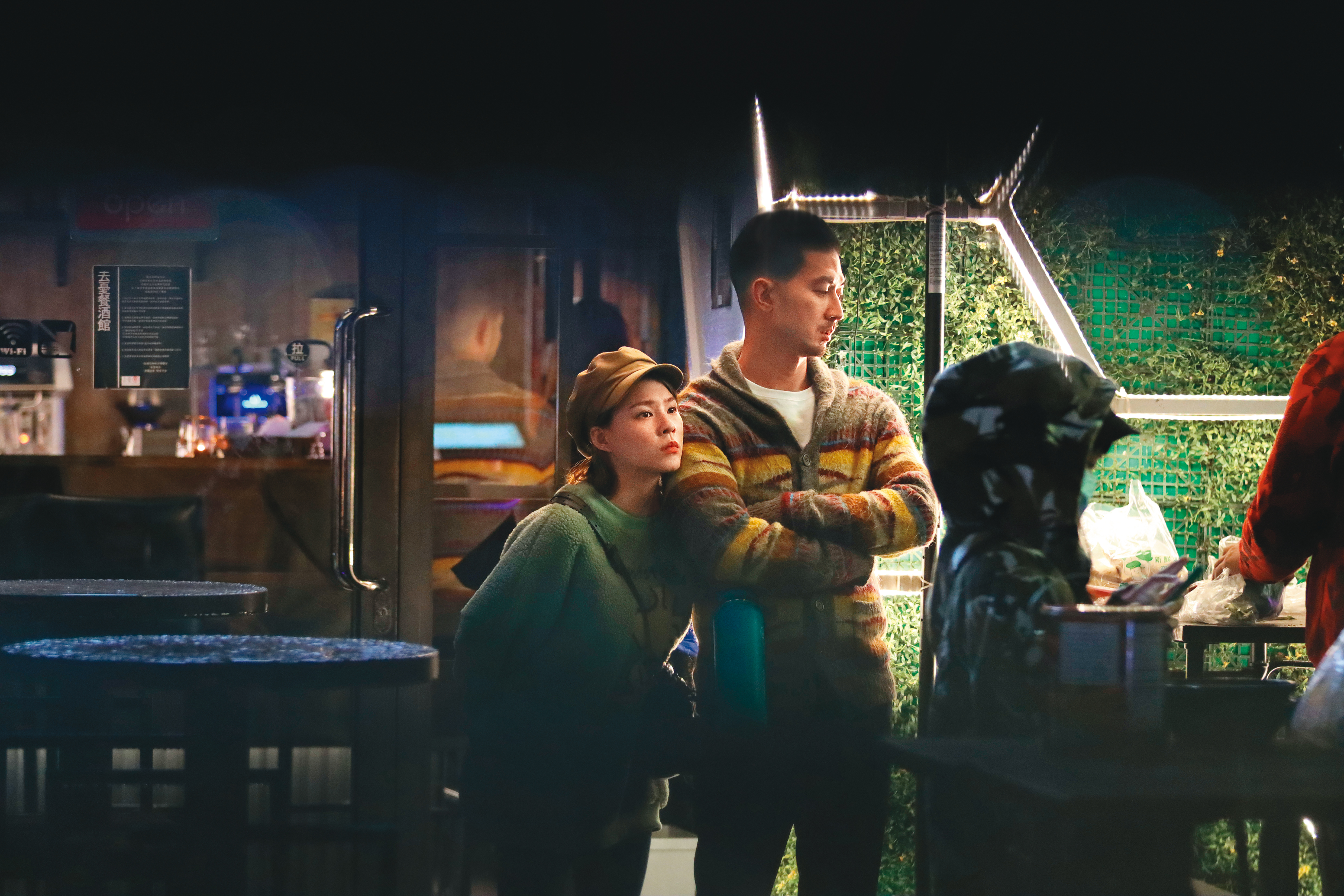 熊熊（左）在與鄭旭哲交往前，曾被本刊直擊與言明澔（右）約會，舉止親密。