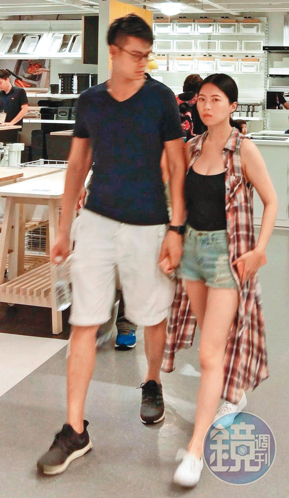 吳定謙曾被目擊和辣妹逛傢俱行。(讀者提供)