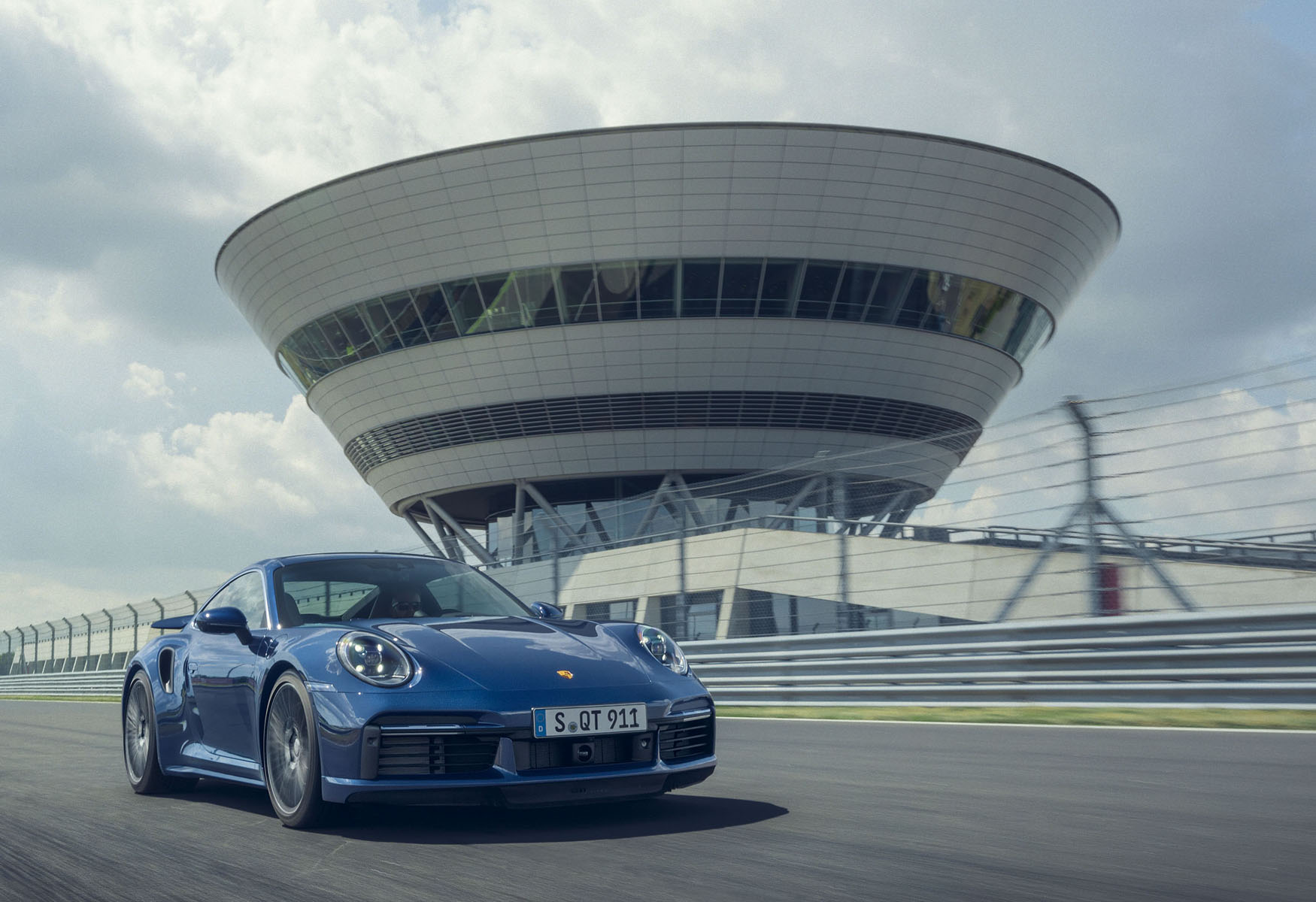 【新車登場】持續45年的高性能跑車標竿!PORSCHE 911 Turbo Coupé