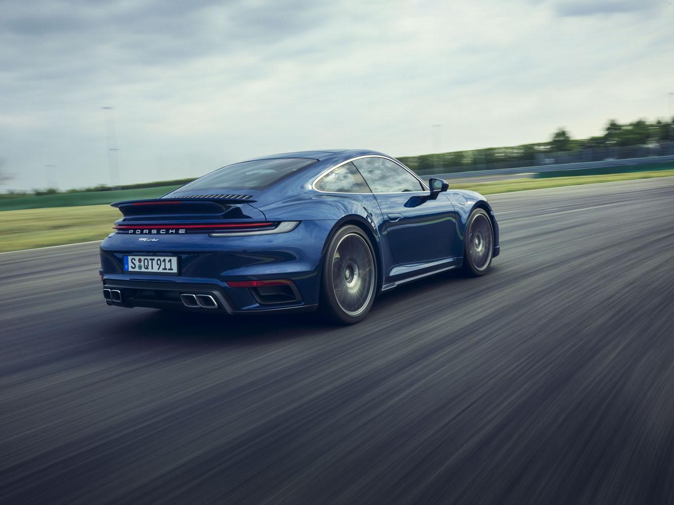 全新911 Turbo其他顯著特徵在於進一步強化其主動式空氣動力學設計，包括以電子控制的主動式冷卻空氣閥門、尺寸更大的主動式前擾流板，和明顯加大的可變式後擾流尾翼。