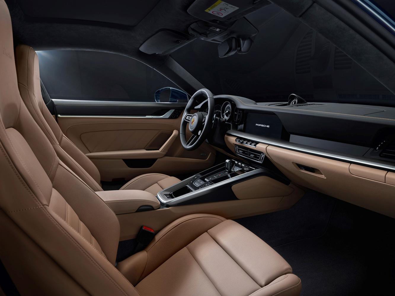 全新911 Turbo的現代內裝鋪陳，基本元素與911 Carrera車型上的保時捷先進駕駛座艙和直覺化觸控功能一致。